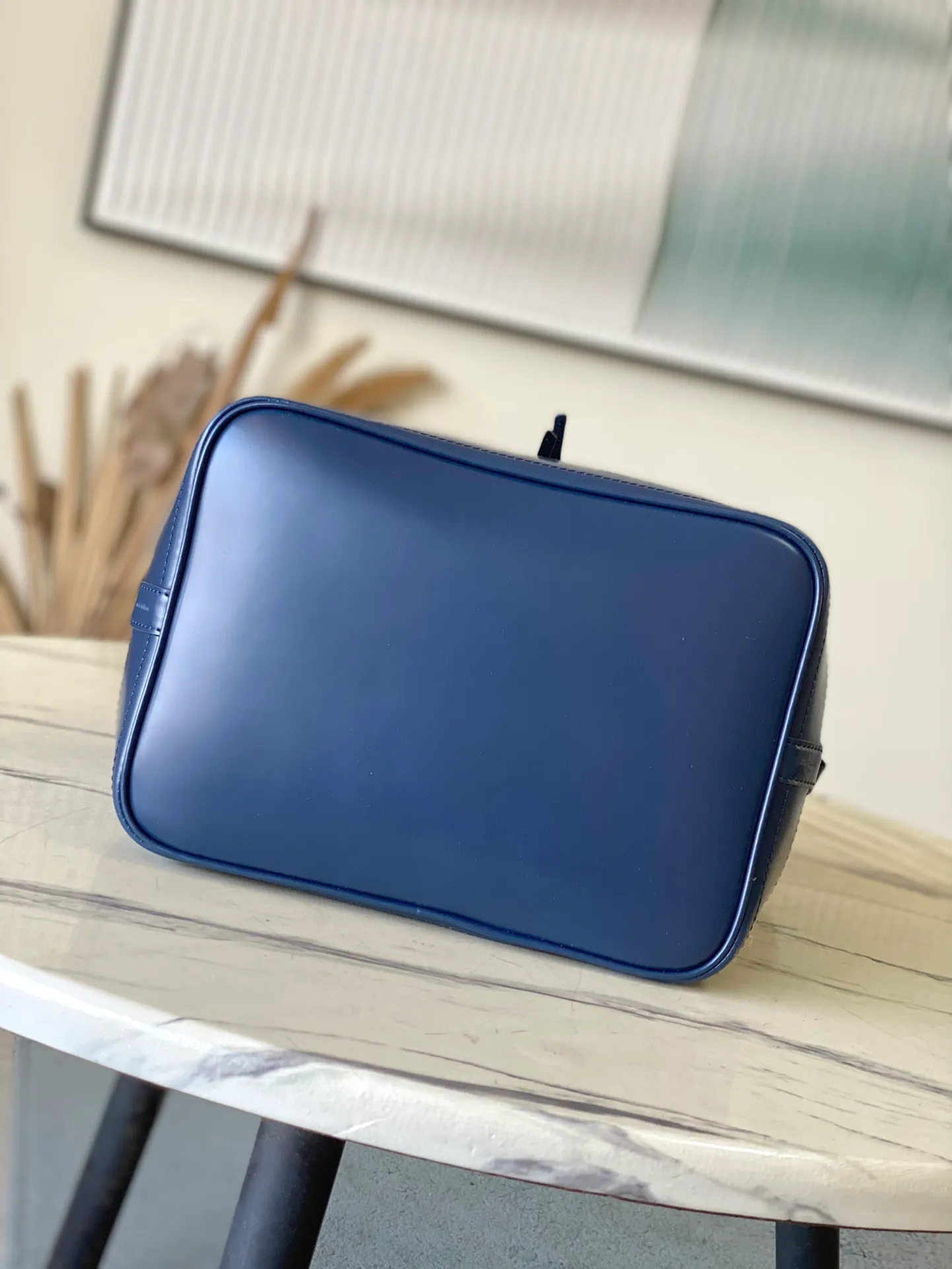 💰1560 (top layer leather) top original order M24932 blue This Noé MM bucket bag from the Nautical series is reinterpreted in soft Epi calfskin to create a retro-style Noé bag style. Epi calfskin will become smoother over time while maintaining its original beauty. The bag is equipped with a detachable small storage bag, which can safely store valuables. Dimensions: 27 x 33 x 20 cm (length x height x width)