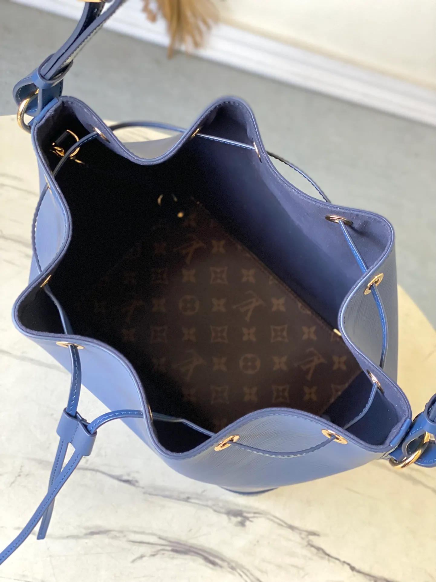 💰1560 (top layer leather) top original order M24932 blue This Noé MM bucket bag from the Nautical series is reinterpreted in soft Epi calfskin to create a retro-style Noé bag style. Epi calfskin will become smoother over time while maintaining its original beauty. The bag is equipped with a detachable small storage bag, which can safely store valuables. Dimensions: 27 x 33 x 20 cm (length x height x width)