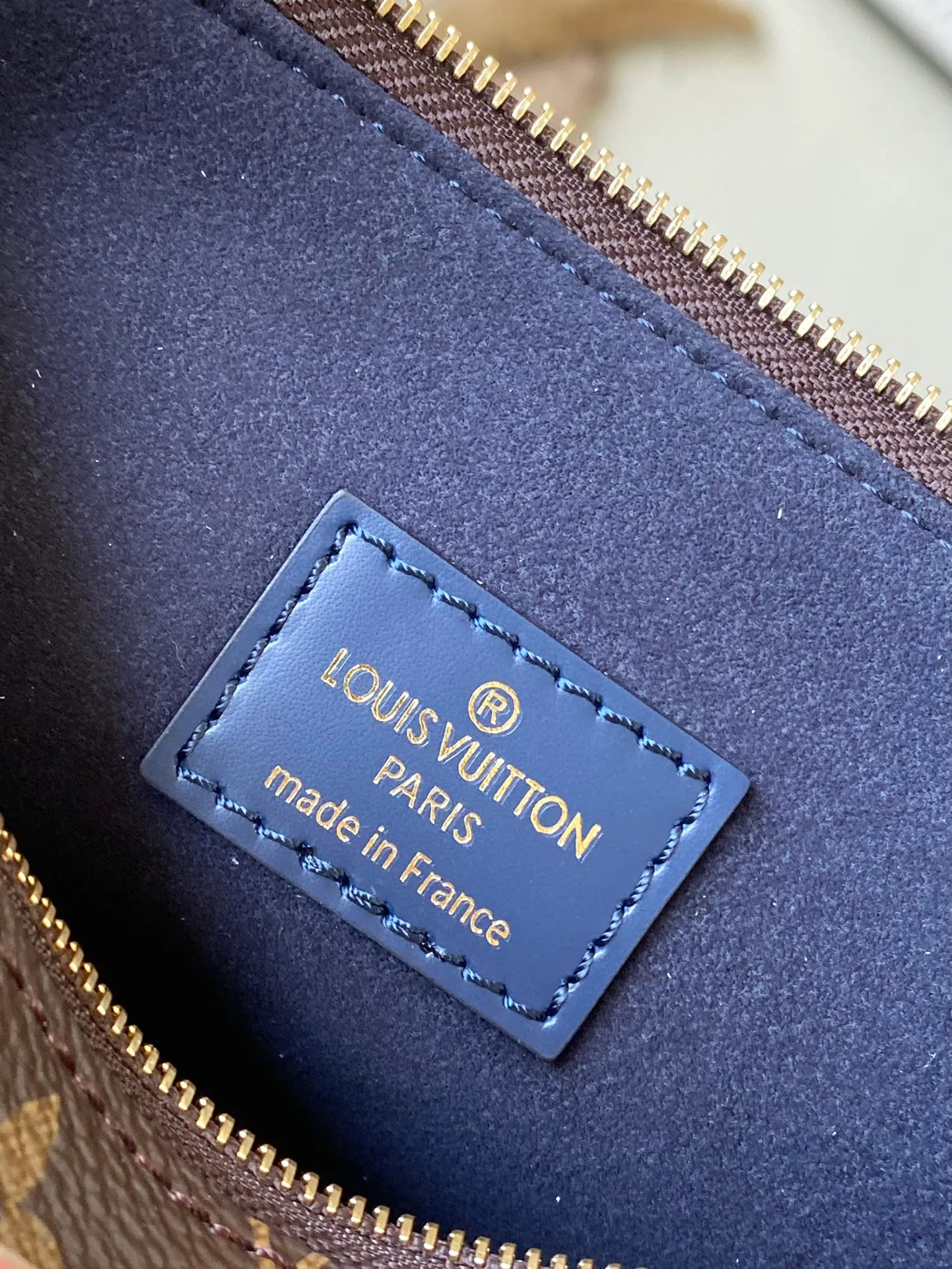 💰1560 (top layer leather) top original order M24932 blue This Noé MM bucket bag from the Nautical series is reinterpreted in soft Epi calfskin to create a retro-style Noé bag style. Epi calfskin will become smoother over time while maintaining its original beauty. The bag is equipped with a detachable small storage bag, which can safely store valuables. Dimensions: 27 x 33 x 20 cm (length x height x width)