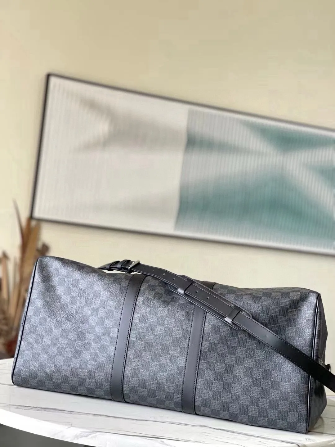 💰1040 (55 size) top original order N41414 black grid with spacious capacity and flexible use. Durable, safe and reliable. Fashionable style, mature and stable. Features a secure double zipper and padlock, making it perfect for business or pleasure. Dimensions: 55 × 31 × 26 cm