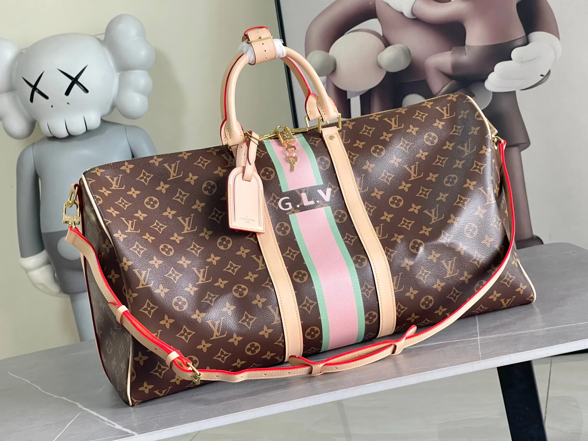 💰1360 The top original model P3886 Virgil Abloh brings the Basketball Keepall 55 travel bag from the brand archives to the basketball court, rendering the NBA logo colors and lines for the classic design. Open the flap to reveal the basketball secured by the inner strap under the grid. 55 x 27 x 20 cm