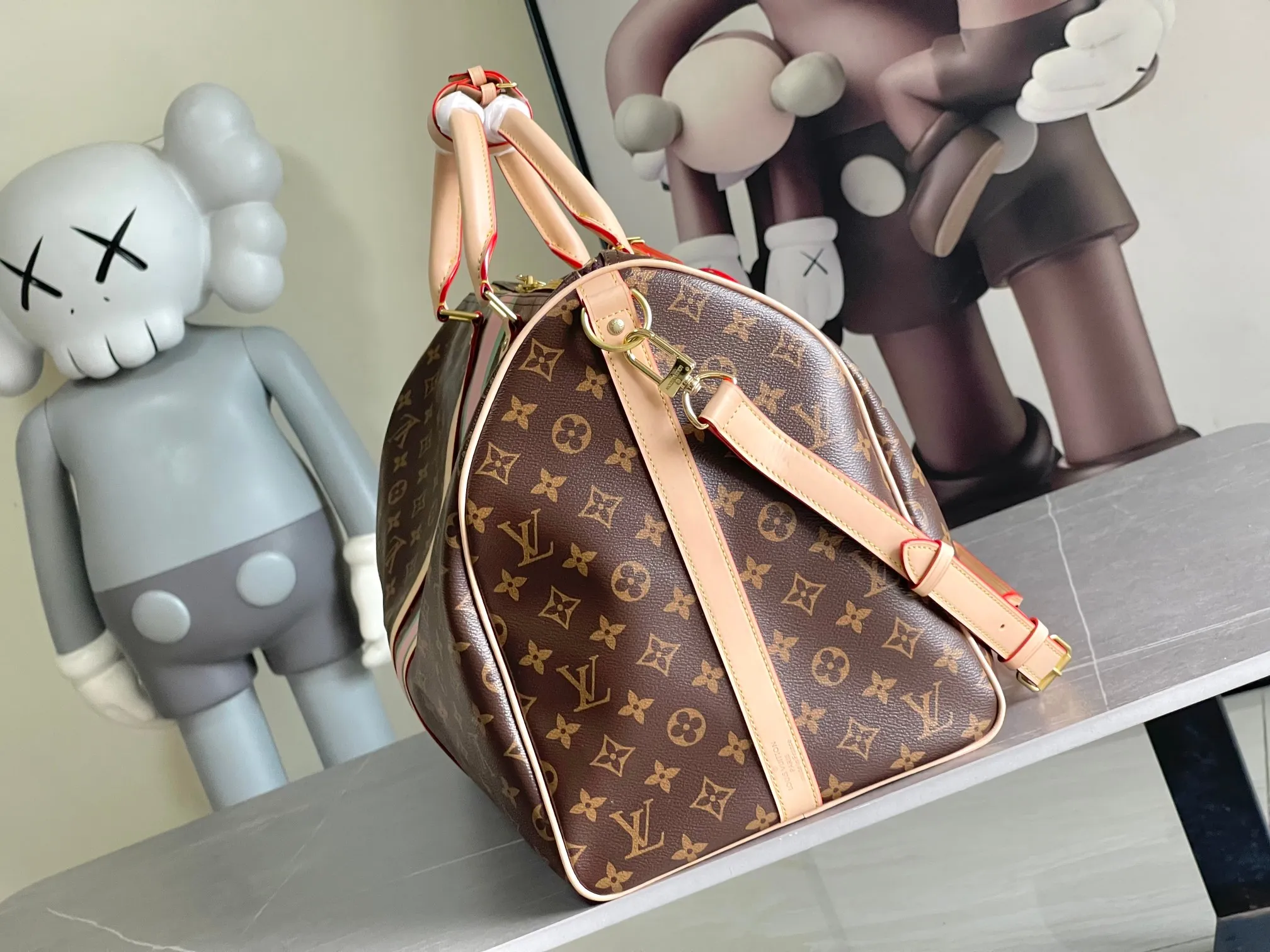 💰1360 The top original model P3886 Virgil Abloh brings the Basketball Keepall 55 travel bag from the brand archives to the basketball court, rendering the NBA logo colors and lines for the classic design. Open the flap to reveal the basketball secured by the inner strap under the grid. 55 x 27 x 20 cm