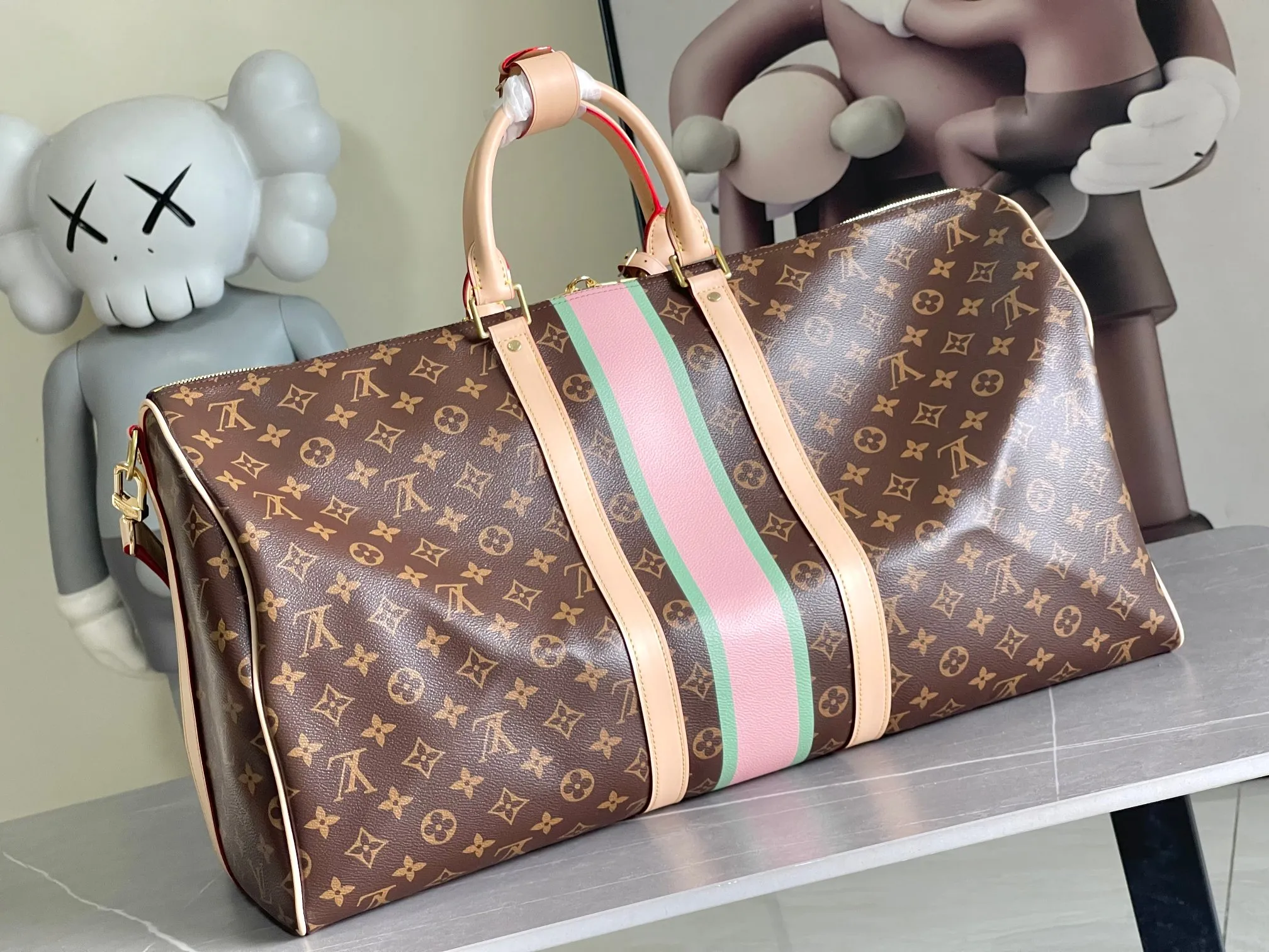 💰1360 The top original model P3886 Virgil Abloh brings the Basketball Keepall 55 travel bag from the brand archives to the basketball court, rendering the NBA logo colors and lines for the classic design. Open the flap to reveal the basketball secured by the inner strap under the grid. 55 x 27 x 20 cm