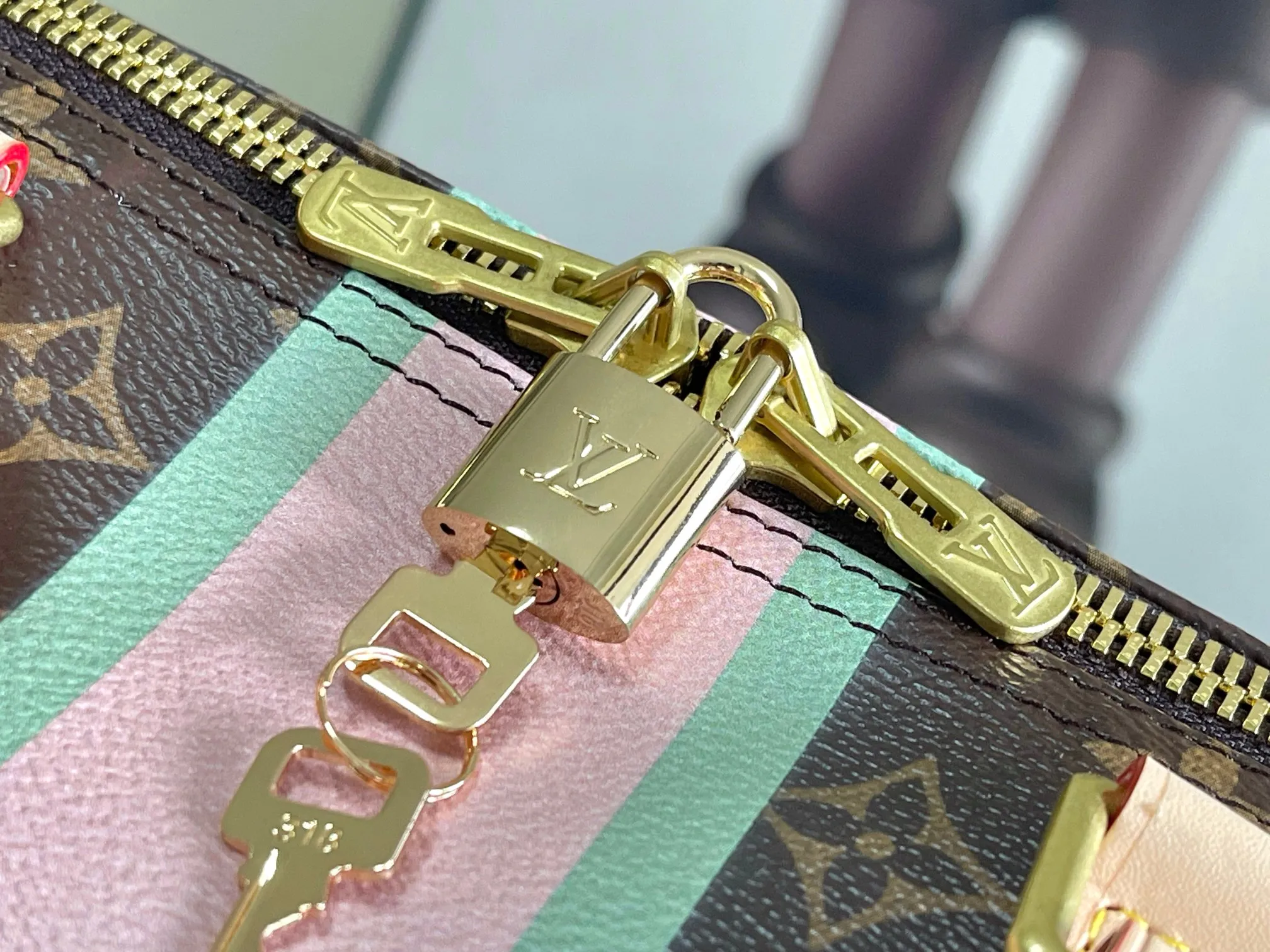 💰1360 The top original model P3886 Virgil Abloh brings the Basketball Keepall 55 travel bag from the brand archives to the basketball court, rendering the NBA logo colors and lines for the classic design. Open the flap to reveal the basketball secured by the inner strap under the grid. 55 x 27 x 20 cm