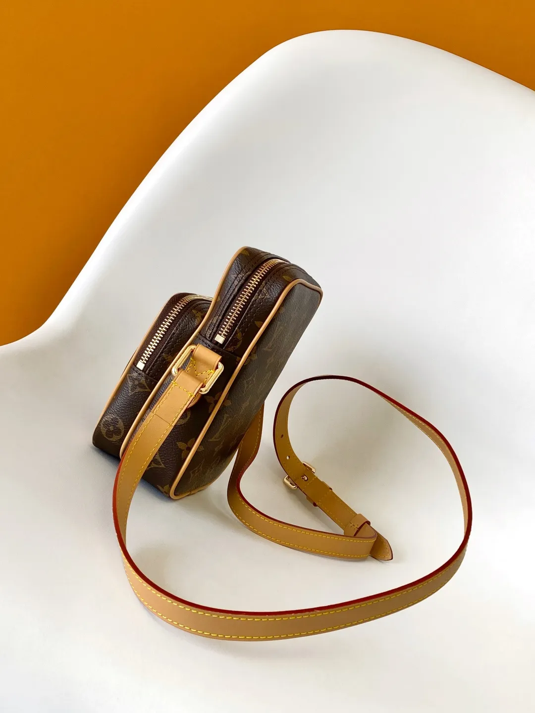 💰980 Top Original M14024 Full Leather M14014 Presbyopia Top Original Dynamic Changing In his latest series, Pharrell Williams reinvented the Amazone crossbody bag from the 1980s, updating it with luxurious details. Select soft cow leather and cover it with Monogram printing. The leather texture is like vintage Monogram canvas. The bag is embellished with a pearl zipper and paired with a detachable Louis Vuitton metal hangtag, which is reminiscent of the nameplate on the brand's vintage luggage. 14.5 Half-length strap adjustable to: 58.0 cm