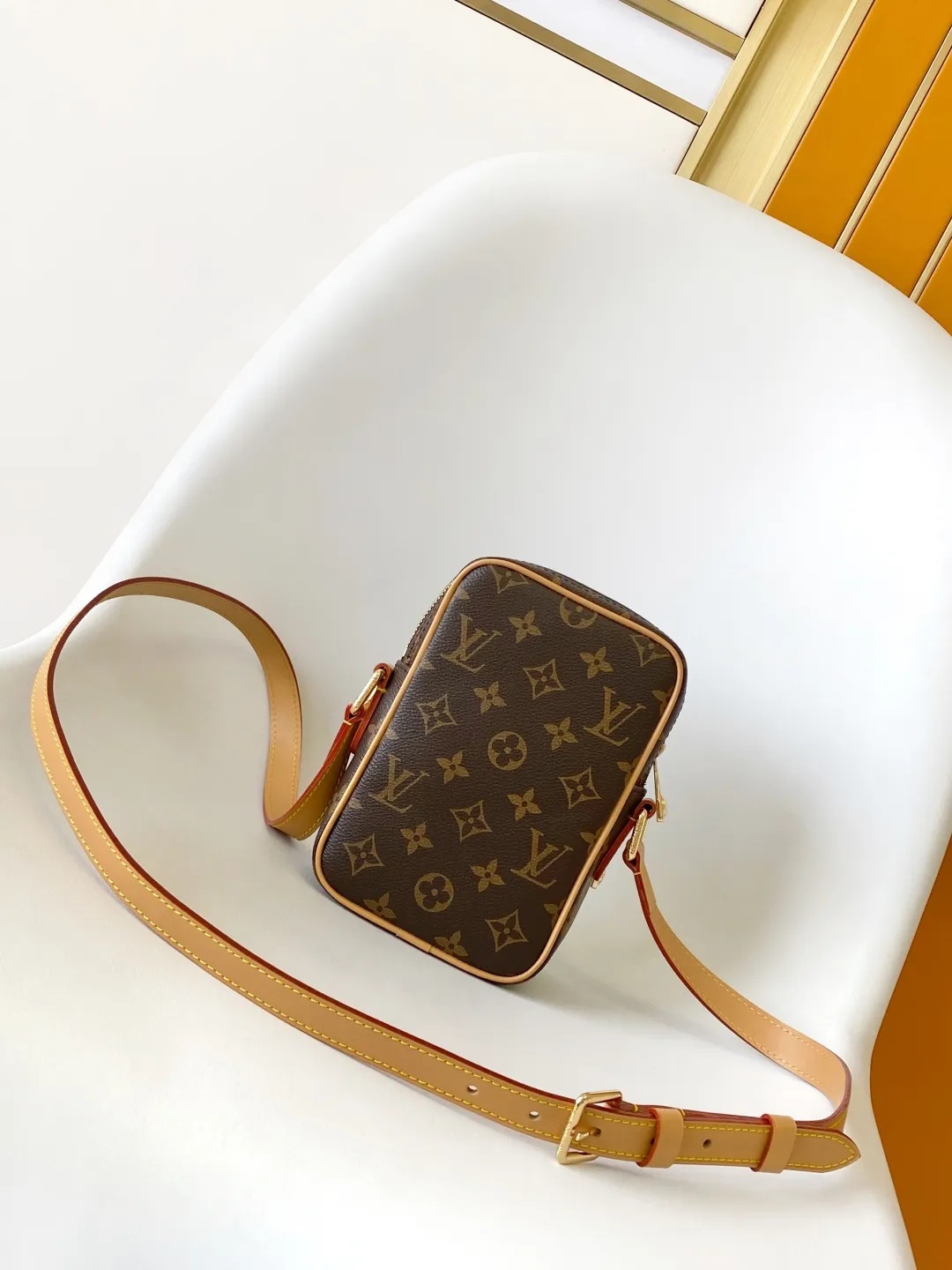 💰980 Top Original M14024 Full Leather M14014 Presbyopia Top Original Dynamic Changing In his latest series, Pharrell Williams reinvented the Amazone crossbody bag from the 1980s, updating it with luxurious details. Select soft cow leather and cover it with Monogram printing. The leather texture is like vintage Monogram canvas. The bag is embellished with a pearl zipper and paired with a detachable Louis Vuitton metal hangtag, which is reminiscent of the nameplate on the brand's vintage luggage. 14.5 Half-length strap adjustable to: 58.0 cm