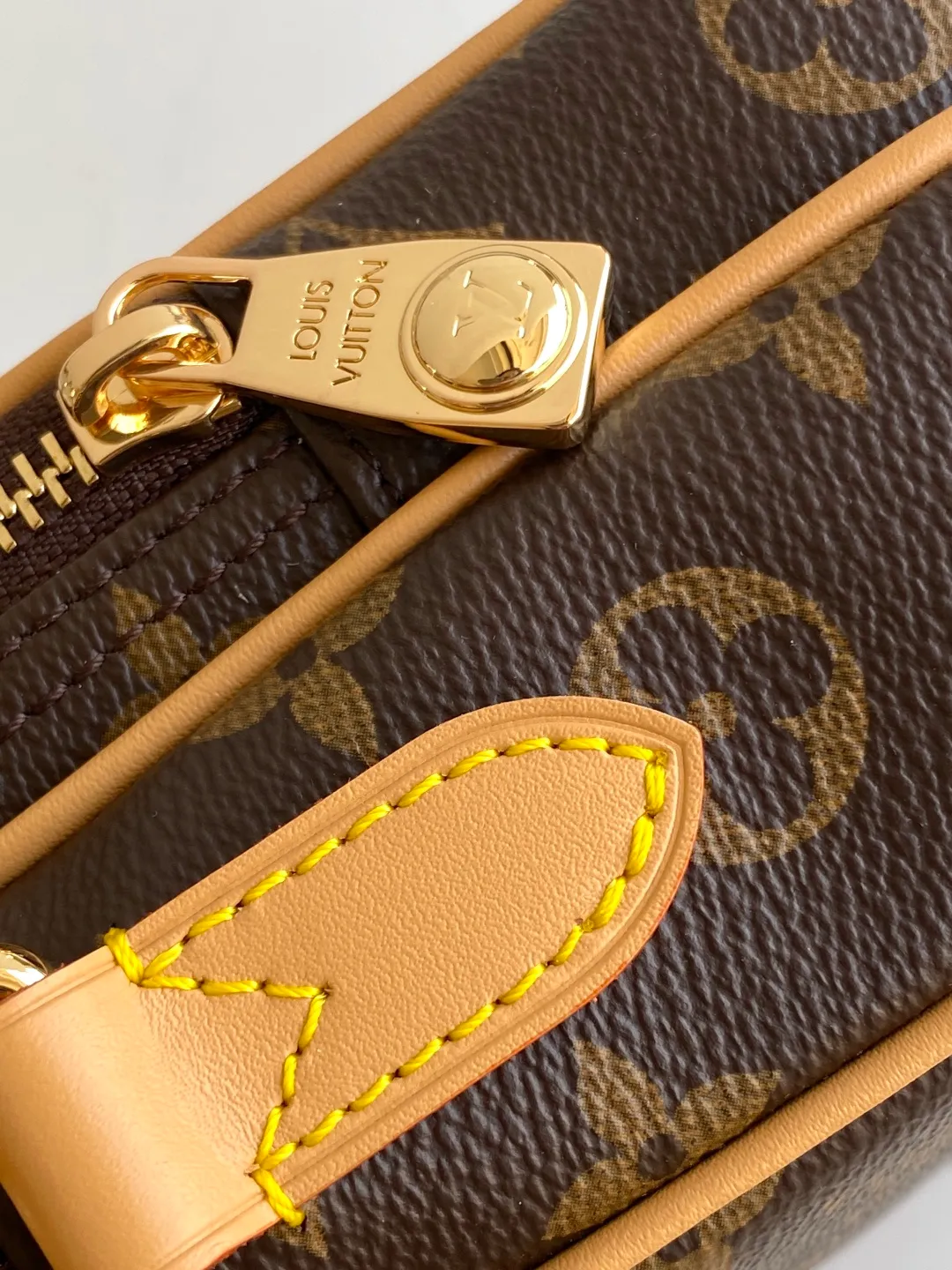 💰980 Top Original M14024 Full Leather M14014 Presbyopia Top Original Dynamic Changing In his latest series, Pharrell Williams reinvented the Amazone crossbody bag from the 1980s, updating it with luxurious details. Select soft cow leather and cover it with Monogram printing. The leather texture is like vintage Monogram canvas. The bag is embellished with a pearl zipper and paired with a detachable Louis Vuitton metal hangtag, which is reminiscent of the nameplate on the brand's vintage luggage. 14.5 Half-length strap adjustable to: 58.0 cm