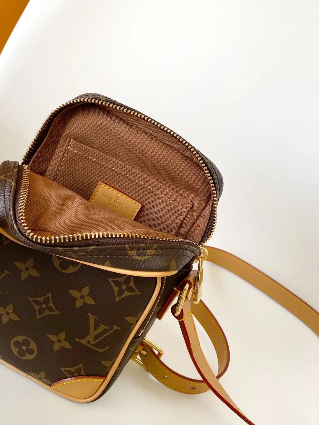 💰980 Top Original M14024 Full Leather M14014 Presbyopia Top Original Dynamic Changing In his latest series, Pharrell Williams reinvented the Amazone crossbody bag from the 1980s, updating it with luxurious details. Select soft cow leather and cover it with Monogram printing. The leather texture is like vintage Monogram canvas. The bag is embellished with a pearl zipper and paired with a detachable Louis Vuitton metal hangtag, which is reminiscent of the nameplate on the brand's vintage luggage. 14.5 Half-length strap adjustable to: 58.0 cm