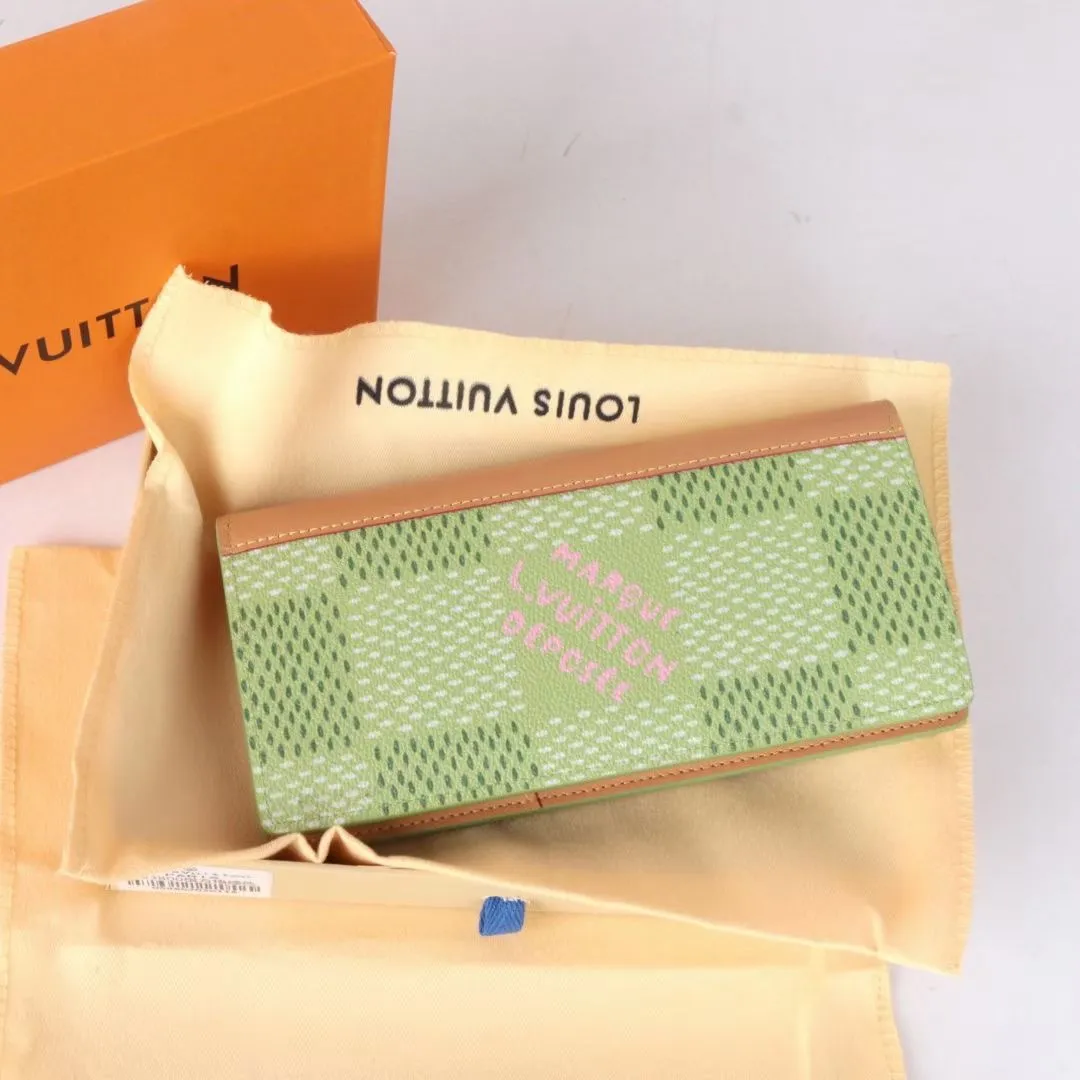 P140💰Model: 93800 checkered green New model The latest model for spring and summer 2024, this pocket wallet combines the elegance of Damier Graphite canvas with the delicate texture of Epi leather, with stripes emblazoned with the Louis Vuitton logo. The elegant design can accommodate credit cards, banknotes and receipts, making it suitable for daily carrying or gift giving. Epi leather and Damier Graphite coated sail. Textile cowhide trimmed cowhide lining, card compartment, inner pocket, outer patch pocket. This product is produced in one of France, Spain, Italy and the United States. Long clip size 11×19×2cm 62665 63212