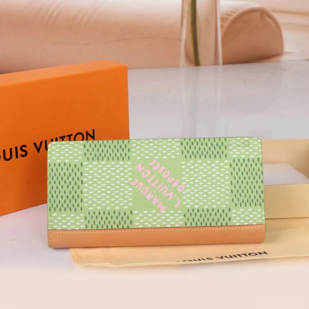 P140💰Model: 93800 checkered green New model The latest model for spring and summer 2024, this pocket wallet combines the elegance of Damier Graphite canvas with the delicate texture of Epi leather, with stripes emblazoned with the Louis Vuitton logo. The elegant design can accommodate credit cards, banknotes and receipts, making it suitable for daily carrying or gift giving. Epi leather and Damier Graphite coated sail. Textile cowhide trimmed cowhide lining, card compartment, inner pocket, outer patch pocket. This product is produced in one of France, Spain, Italy and the United States. Long clip size 11×19×2cm 62665 63212