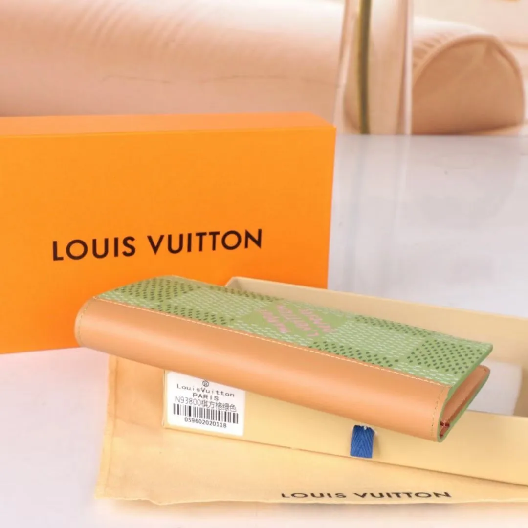 P140💰Model: 93800 checkered green New model The latest model for spring and summer 2024, this pocket wallet combines the elegance of Damier Graphite canvas with the delicate texture of Epi leather, with stripes emblazoned with the Louis Vuitton logo. The elegant design can accommodate credit cards, banknotes and receipts, making it suitable for daily carrying or gift giving. Epi leather and Damier Graphite coated sail. Textile cowhide trimmed cowhide lining, card compartment, inner pocket, outer patch pocket. This product is produced in one of France, Spain, Italy and the United States. Long clip size 11×19×2cm 62665 63212