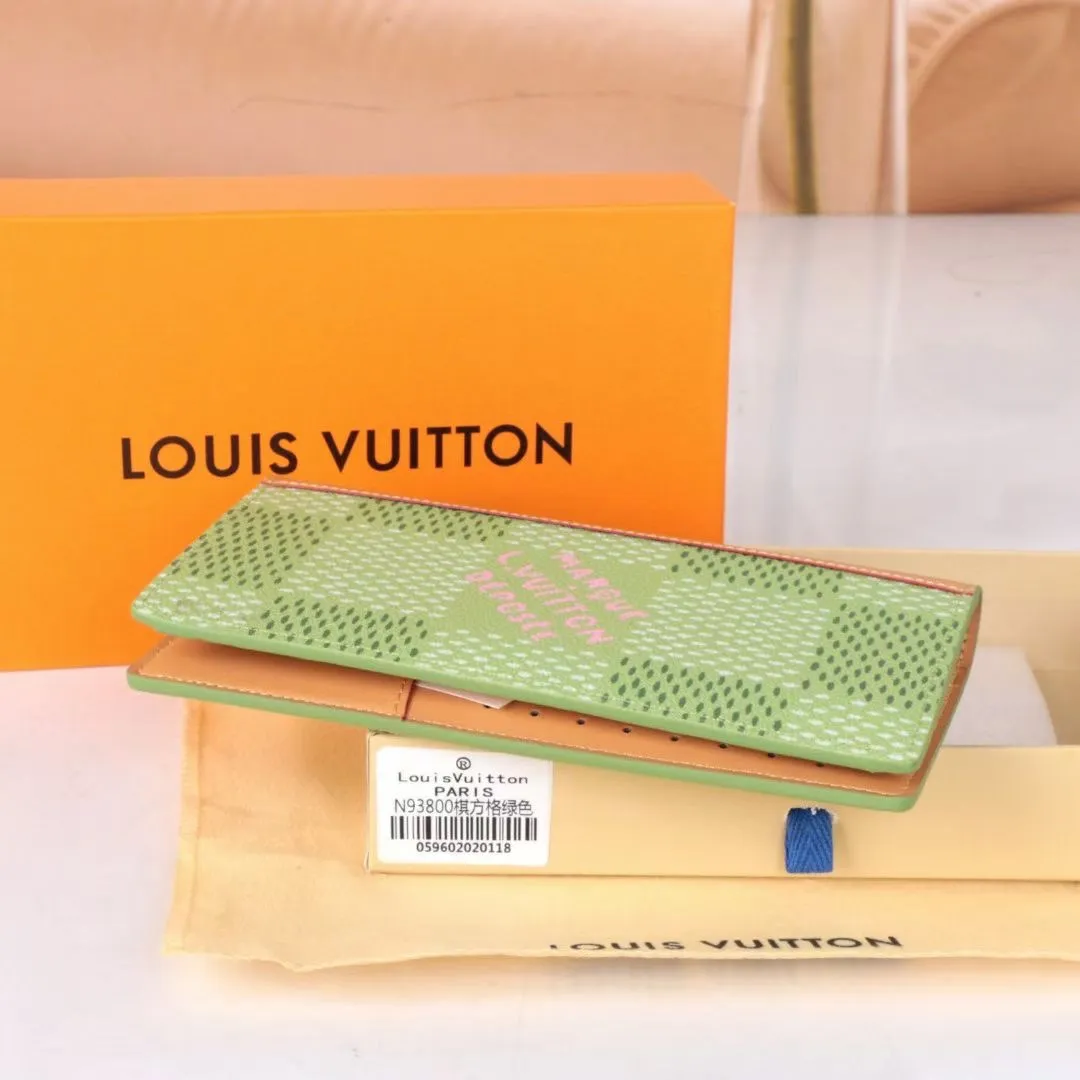 P140💰Model: 93800 checkered green New model The latest model for spring and summer 2024, this pocket wallet combines the elegance of Damier Graphite canvas with the delicate texture of Epi leather, with stripes emblazoned with the Louis Vuitton logo. The elegant design can accommodate credit cards, banknotes and receipts, making it suitable for daily carrying or gift giving. Epi leather and Damier Graphite coated sail. Textile cowhide trimmed cowhide lining, card compartment, inner pocket, outer patch pocket. This product is produced in one of France, Spain, Italy and the United States. Long clip size 11×19×2cm 62665 63212