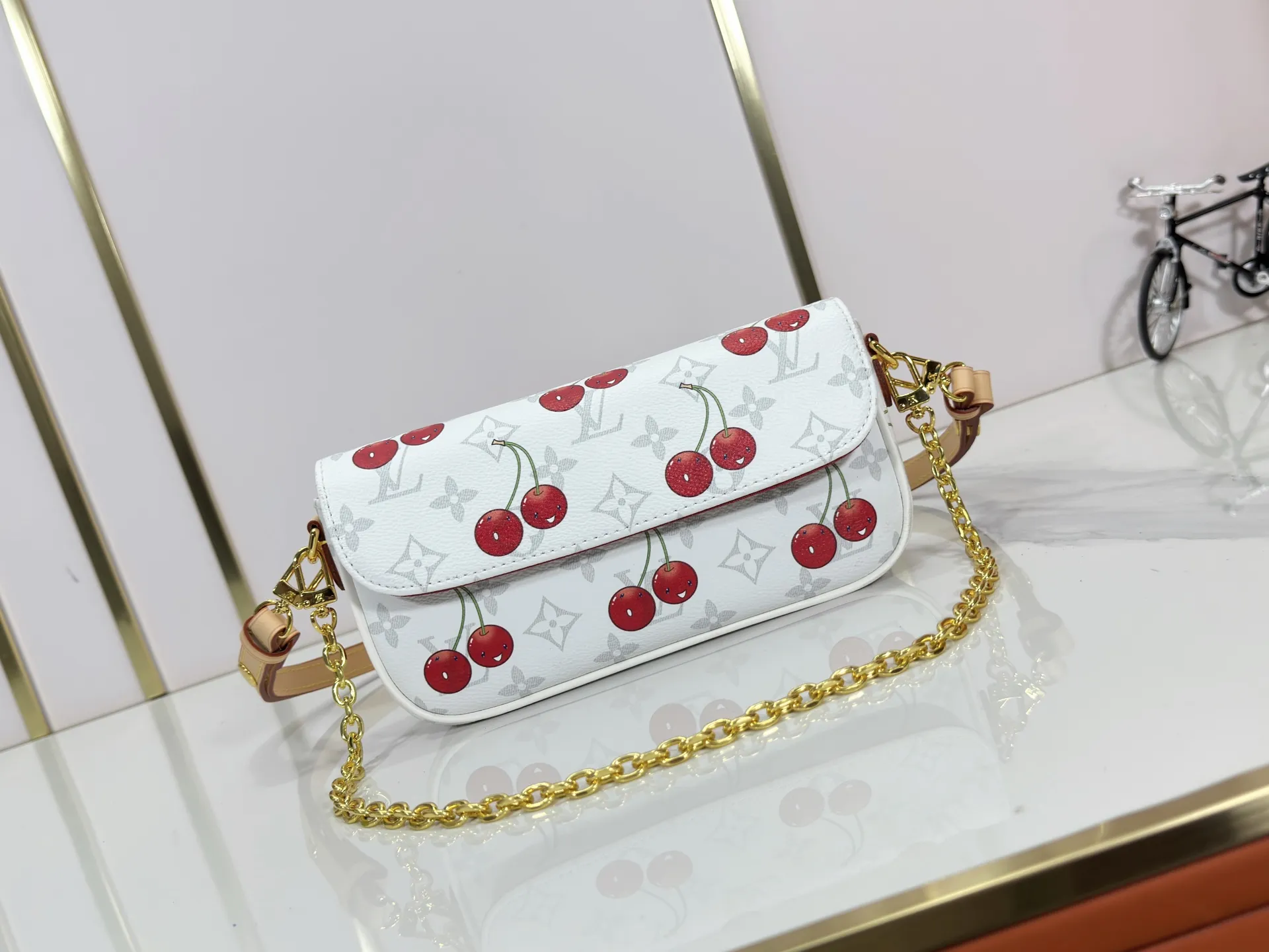 P220 Upgraded Version [Official Latest Matching Color] Cherry Chain Bag Armpit Bag Exclusive Sticker LV M14239 M14231 M11299 Beige M12778 Gray Flower M81992 M82110 Presbyopia M81911 Wallet on Chain Ivy handbag is embossed with large Monogram pattern on the surface of Monogram Empreinte grain leather, adding a trendy choice for daily travel and evening occasions. Cleverly using a short chain and a detachable and adjustable leather shoulder strap, it can be worn handheld, on the shoulder, or as a crossbody. Detailed features 23.5 x 12 x 4.3 cm (length x height x width)