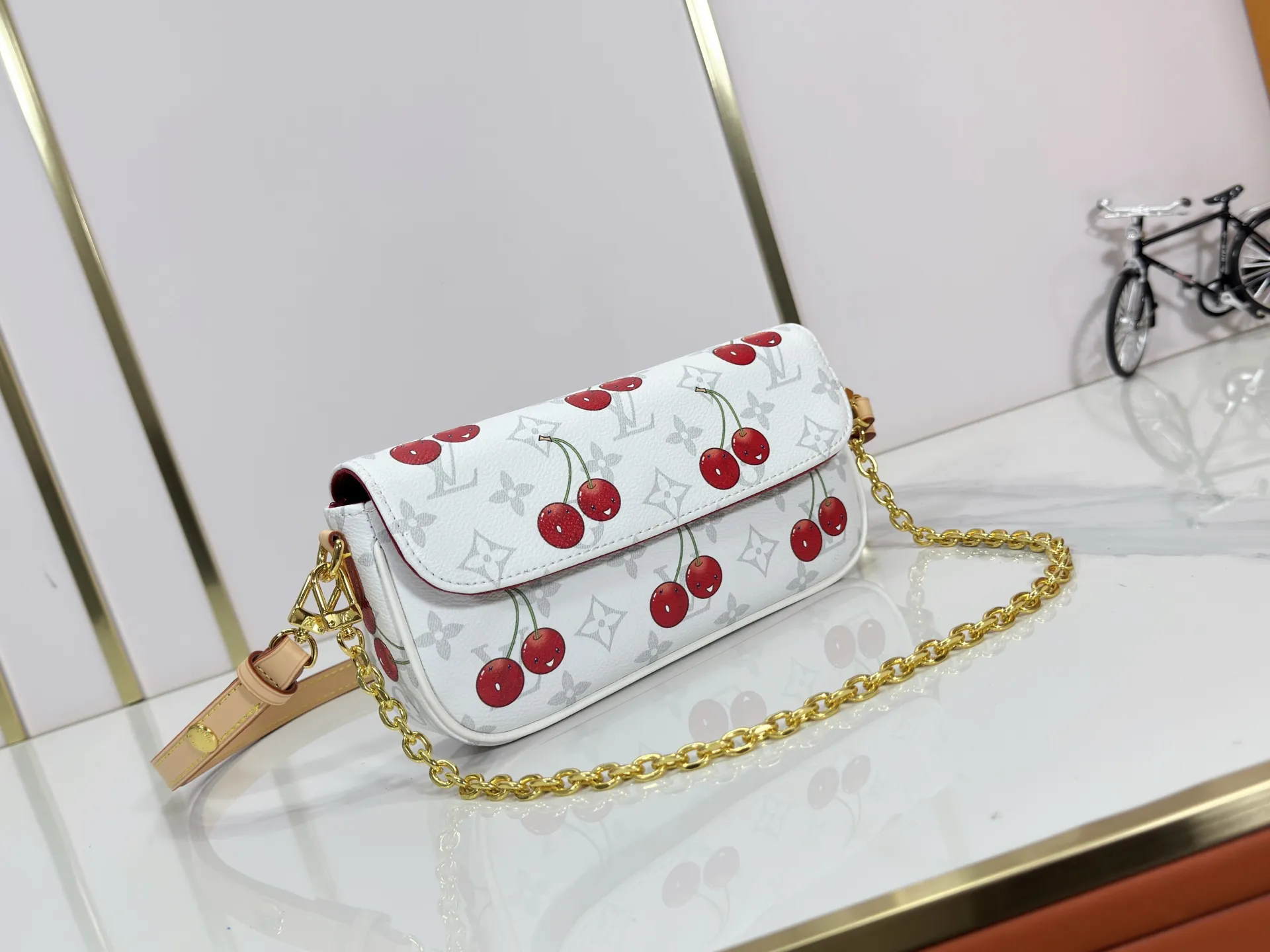 P220 Upgraded Version [Official Latest Matching Color] Cherry Chain Bag Armpit Bag Exclusive Sticker LV M14239 M14231 M11299 Beige M12778 Gray Flower M81992 M82110 Presbyopia M81911 Wallet on Chain Ivy handbag is embossed with large Monogram pattern on the surface of Monogram Empreinte grain leather, adding a trendy choice for daily travel and evening occasions. Cleverly using a short chain and a detachable and adjustable leather shoulder strap, it can be worn handheld, on the shoulder, or as a crossbody. Detailed features 23.5 x 12 x 4.3 cm (length x height x width)