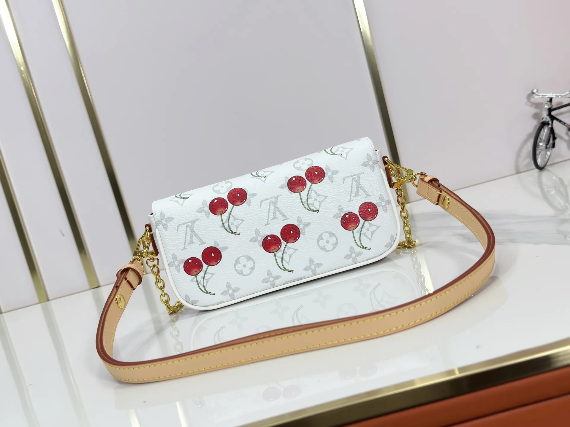 P220 Upgraded Version [Official Latest Matching Color] Cherry Chain Bag Armpit Bag Exclusive Sticker LV M14239 M14231 M11299 Beige M12778 Gray Flower M81992 M82110 Presbyopia M81911 Wallet on Chain Ivy handbag is embossed with large Monogram pattern on the surface of Monogram Empreinte grain leather, adding a trendy choice for daily travel and evening occasions. Cleverly using a short chain and a detachable and adjustable leather shoulder strap, it can be worn handheld, on the shoulder, or as a crossbody. Detailed features 23.5 x 12 x 4.3 cm (length x height x width)