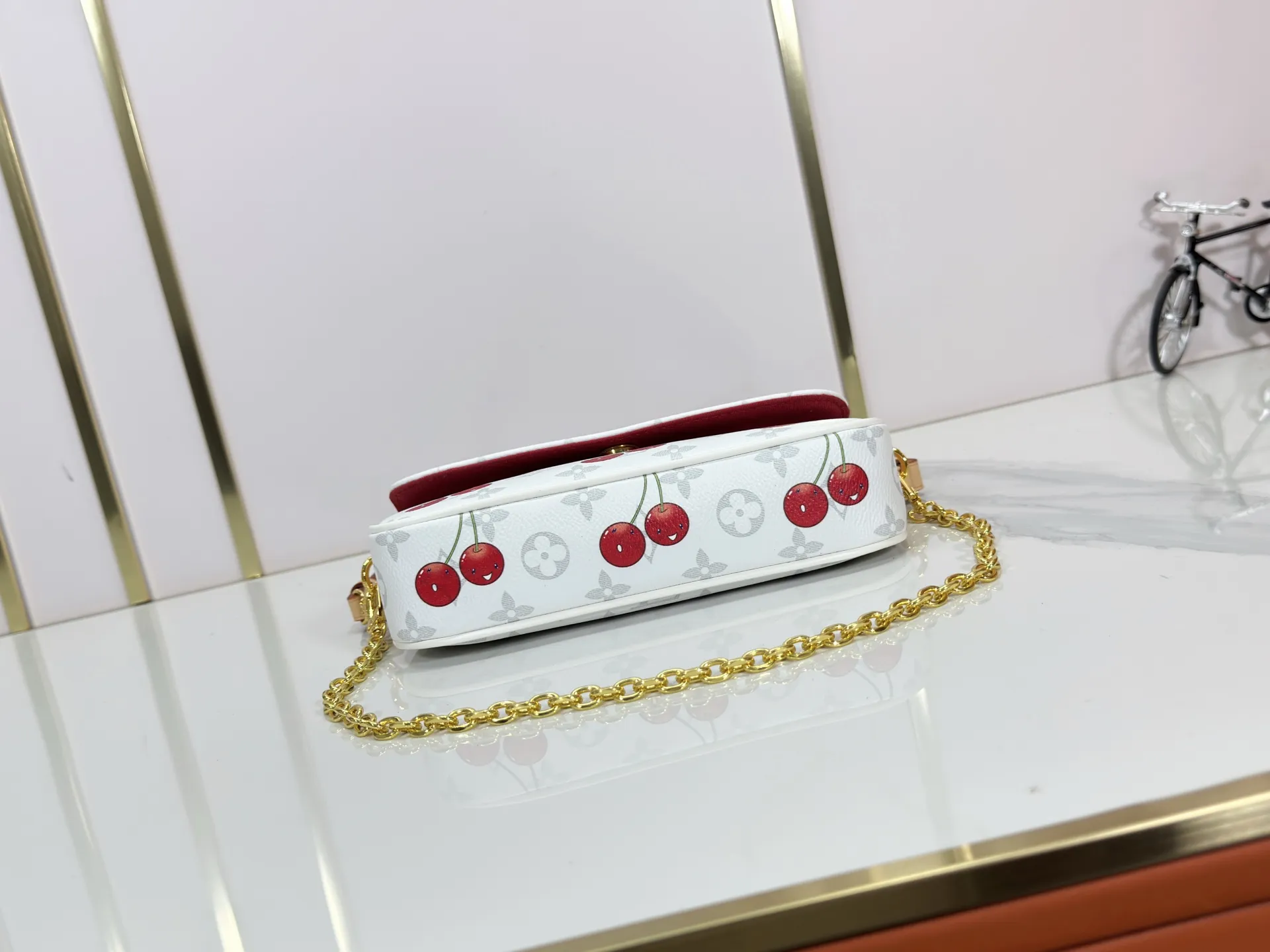 P220 Upgraded Version [Official Latest Matching Color] Cherry Chain Bag Armpit Bag Exclusive Sticker LV M14239 M14231 M11299 Beige M12778 Gray Flower M81992 M82110 Presbyopia M81911 Wallet on Chain Ivy handbag is embossed with large Monogram pattern on the surface of Monogram Empreinte grain leather, adding a trendy choice for daily travel and evening occasions. Cleverly using a short chain and a detachable and adjustable leather shoulder strap, it can be worn handheld, on the shoulder, or as a crossbody. Detailed features 23.5 x 12 x 4.3 cm (length x height x width)
