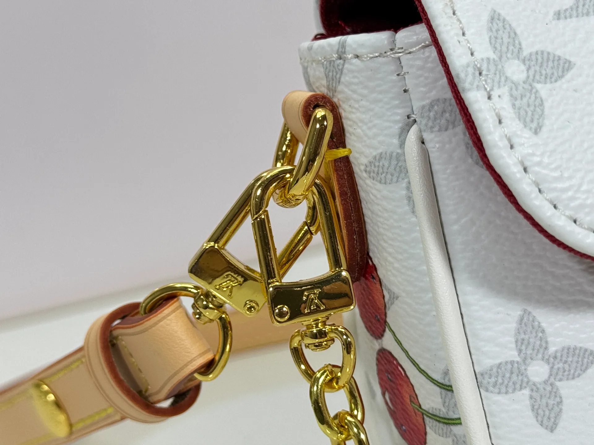P220 Upgraded Version [Official Latest Matching Color] Cherry Chain Bag Armpit Bag Exclusive Sticker LV M14239 M14231 M11299 Beige M12778 Gray Flower M81992 M82110 Presbyopia M81911 Wallet on Chain Ivy handbag is embossed with large Monogram pattern on the surface of Monogram Empreinte grain leather, adding a trendy choice for daily travel and evening occasions. Cleverly using a short chain and a detachable and adjustable leather shoulder strap, it can be worn handheld, on the shoulder, or as a crossbody. Detailed features 23.5 x 12 x 4.3 cm (length x height x width)