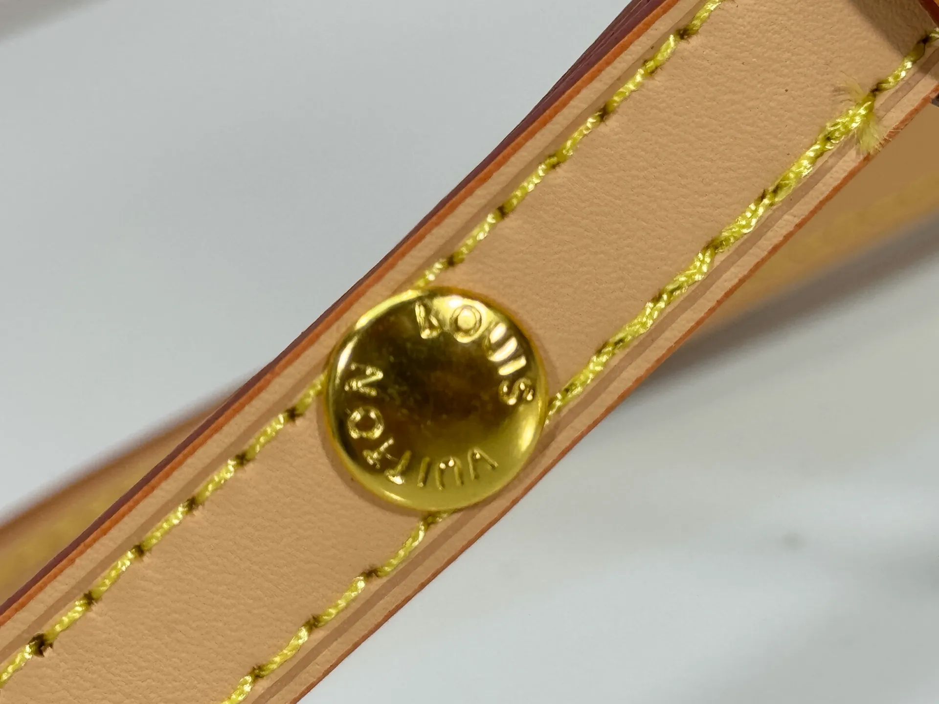 P220 Upgraded Version [Official Latest Matching Color] Cherry Chain Bag Armpit Bag Exclusive Sticker LV M14239 M14231 M11299 Beige M12778 Gray Flower M81992 M82110 Presbyopia M81911 Wallet on Chain Ivy handbag is embossed with large Monogram pattern on the surface of Monogram Empreinte grain leather, adding a trendy choice for daily travel and evening occasions. Cleverly using a short chain and a detachable and adjustable leather shoulder strap, it can be worn handheld, on the shoulder, or as a crossbody. Detailed features 23.5 x 12 x 4.3 cm (length x height x width)