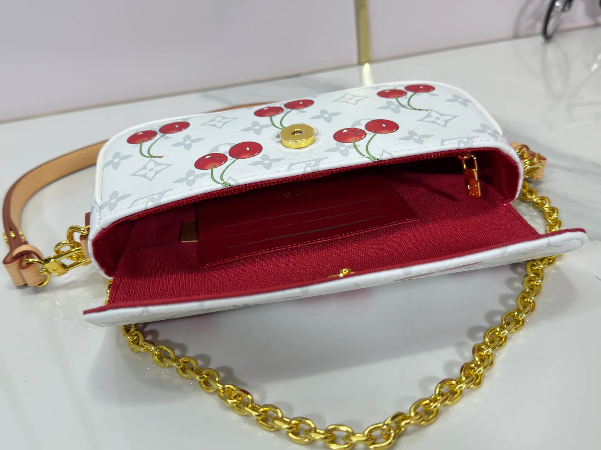 P220 Upgraded Version [Official Latest Matching Color] Cherry Chain Bag Armpit Bag Exclusive Sticker LV M14239 M14231 M11299 Beige M12778 Gray Flower M81992 M82110 Presbyopia M81911 Wallet on Chain Ivy handbag is embossed with large Monogram pattern on the surface of Monogram Empreinte grain leather, adding a trendy choice for daily travel and evening occasions. Cleverly using a short chain and a detachable and adjustable leather shoulder strap, it can be worn handheld, on the shoulder, or as a crossbody. Detailed features 23.5 x 12 x 4.3 cm (length x height x width)