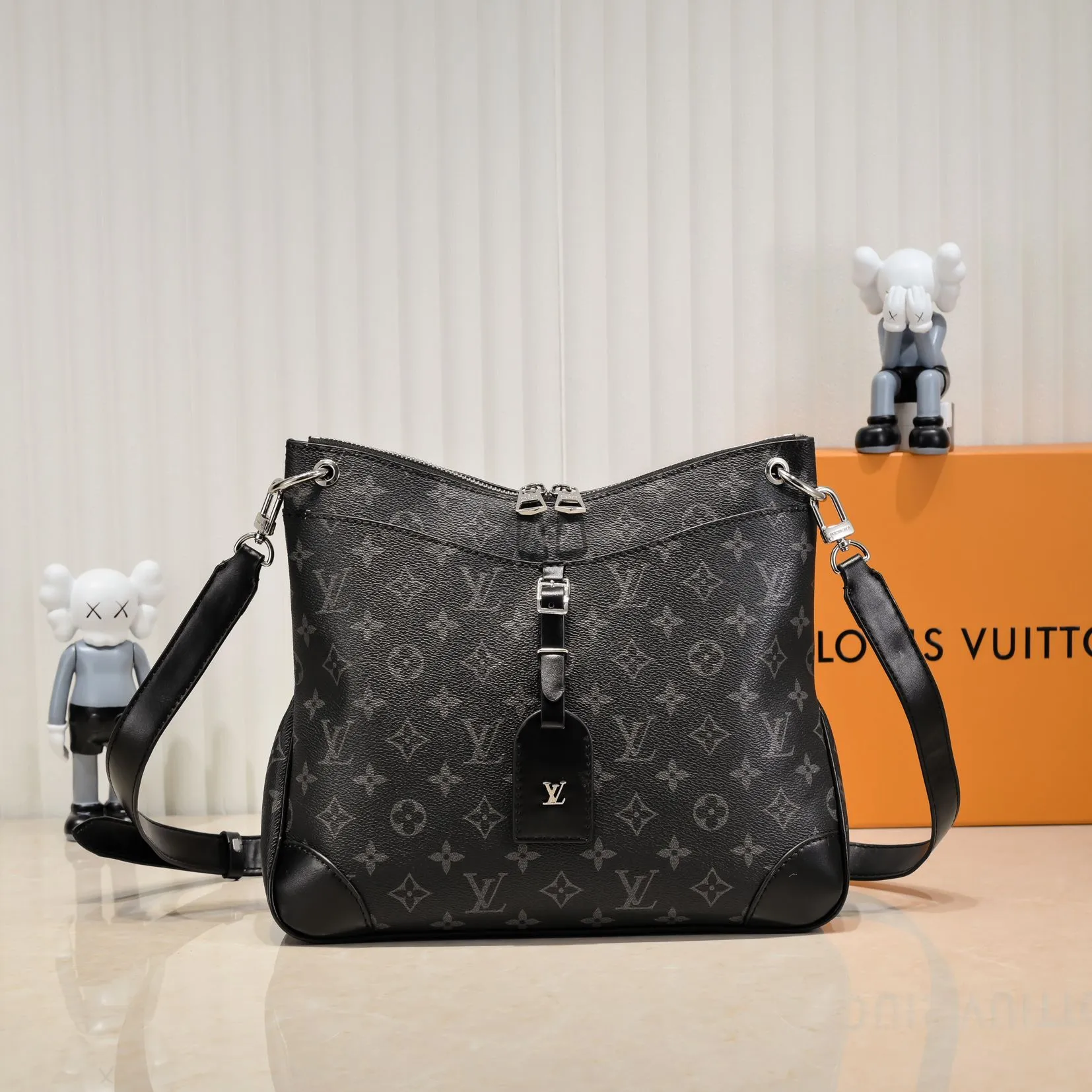 💰Large 300💰💰Small 280💰Upgraded from the original M45353 M45354 M45355 A new Odeon medium and small handbag is launched in the autumn and winter of 2020, using Monogram canvas and reinforced leather corners to convey a retro feel. The adjustable shoulder strap makes it easy to carry on the shoulder or across the body, and the zipper allows easy access to your belongings. Monogram coated canvas Semi-distressed vegetable tanned leather Natural cowhide and colorful cowhide trim Textile lining Metal hardware Leather corners Shoulder strap loops Double zip closure External patch pocket with magnetic closure