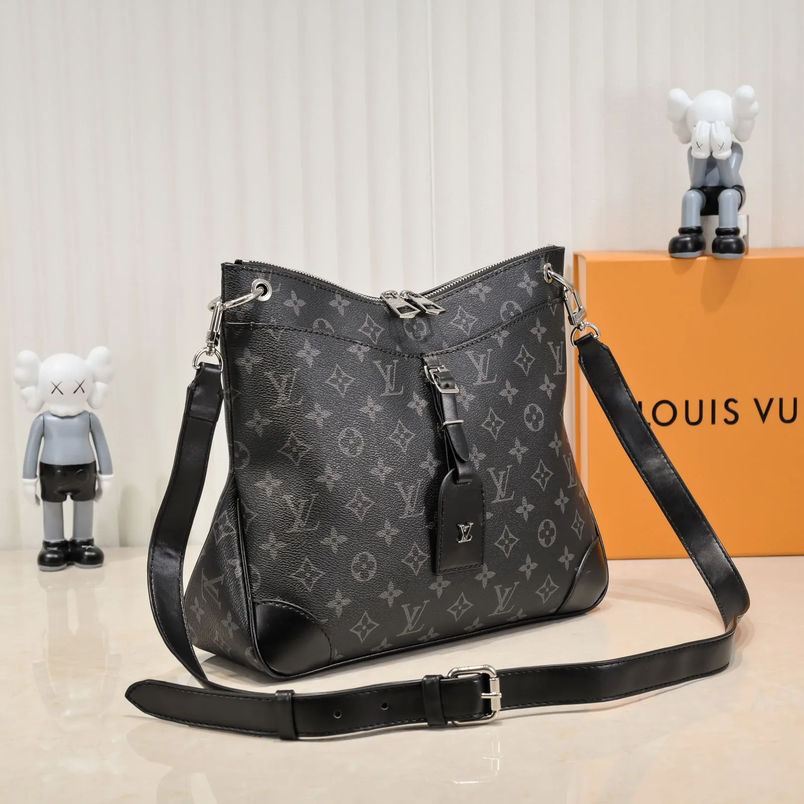 💰Large 300💰💰Small 280💰Upgraded from the original M45353 M45354 M45355 A new Odeon medium and small handbag is launched in the autumn and winter of 2020, using Monogram canvas and reinforced leather corners to convey a retro feel. The adjustable shoulder strap makes it easy to carry on the shoulder or across the body, and the zipper allows easy access to your belongings. Monogram coated canvas Semi-distressed vegetable tanned leather Natural cowhide and colorful cowhide trim Textile lining Metal hardware Leather corners Shoulder strap loops Double zip closure External patch pocket with magnetic closure