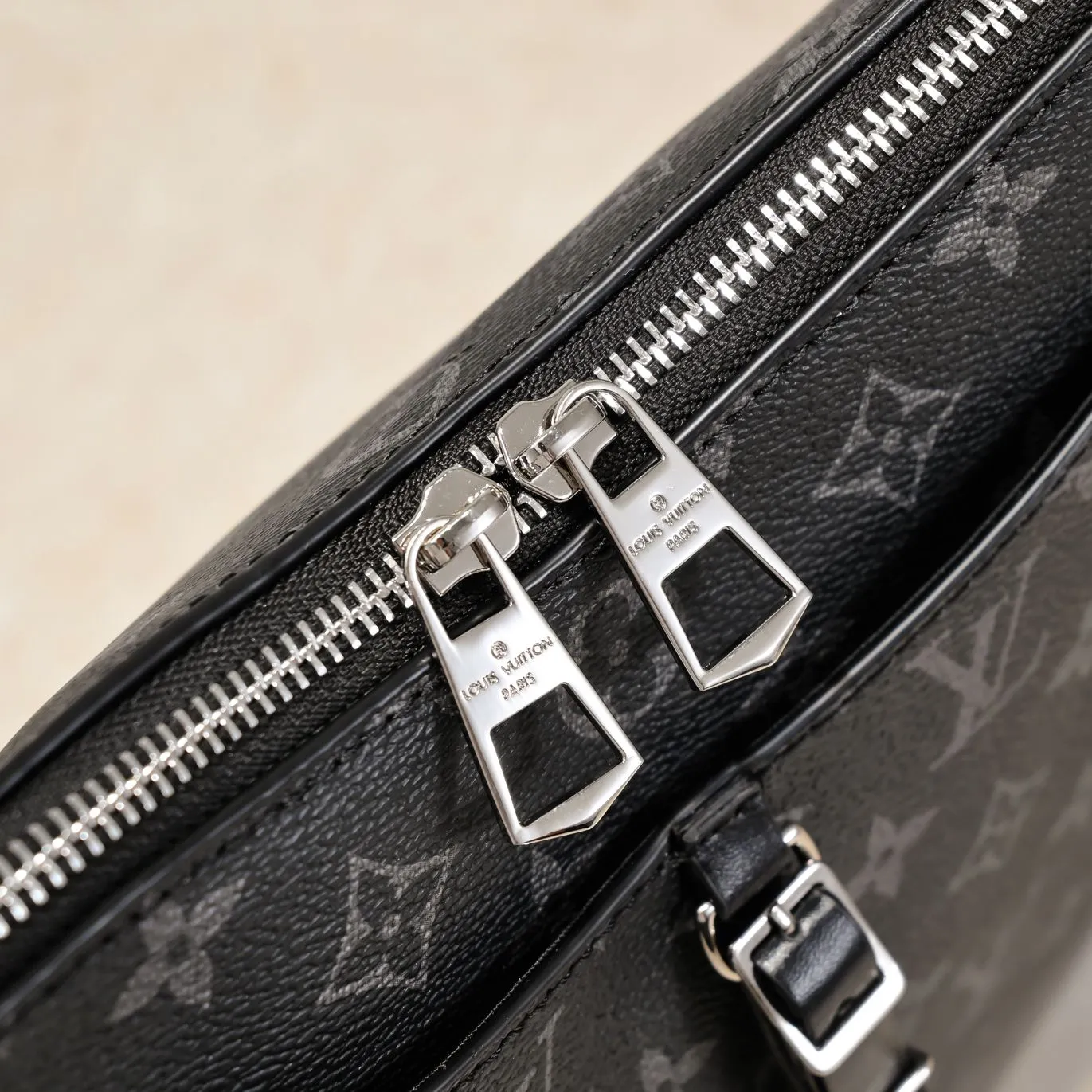 💰Large 300💰💰Small 280💰Upgraded from the original M45353 M45354 M45355 A new Odeon medium and small handbag is launched in the autumn and winter of 2020, using Monogram canvas and reinforced leather corners to convey a retro feel. The adjustable shoulder strap makes it easy to carry on the shoulder or across the body, and the zipper allows easy access to your belongings. Monogram coated canvas Semi-distressed vegetable tanned leather Natural cowhide and colorful cowhide trim Textile lining Metal hardware Leather corners Shoulder strap loops Double zip closure External patch pocket with magnetic closure