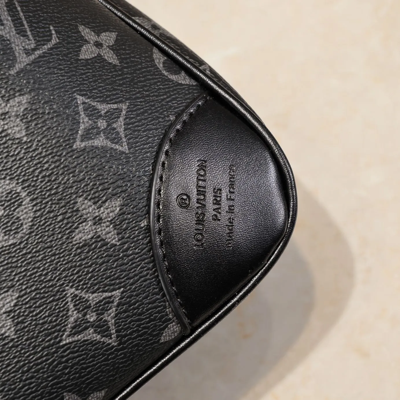 💰Large 300💰💰Small 280💰Upgraded from the original M45353 M45354 M45355 A new Odeon medium and small handbag is launched in the autumn and winter of 2020, using Monogram canvas and reinforced leather corners to convey a retro feel. The adjustable shoulder strap makes it easy to carry on the shoulder or across the body, and the zipper allows easy access to your belongings. Monogram coated canvas Semi-distressed vegetable tanned leather Natural cowhide and colorful cowhide trim Textile lining Metal hardware Leather corners Shoulder strap loops Double zip closure External patch pocket with magnetic closure