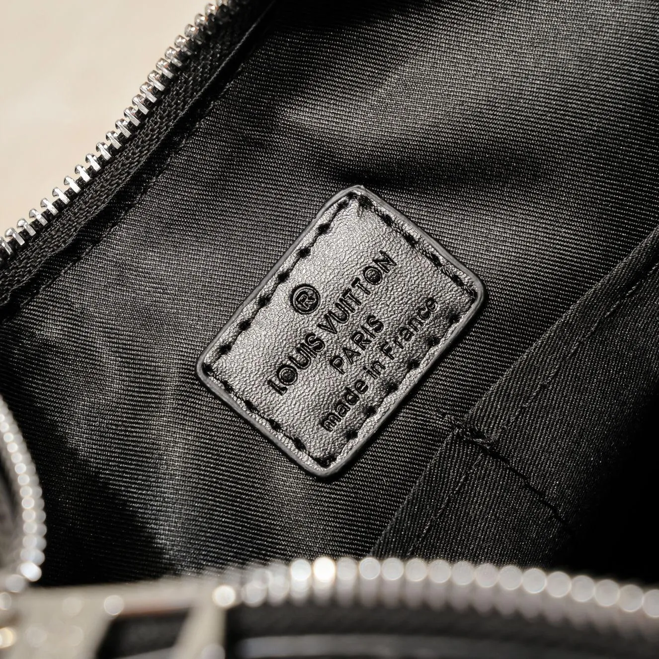 💰Large 300💰💰Small 280💰Upgraded from the original M45353 M45354 M45355 A new Odeon medium and small handbag is launched in the autumn and winter of 2020, using Monogram canvas and reinforced leather corners to convey a retro feel. The adjustable shoulder strap makes it easy to carry on the shoulder or across the body, and the zipper allows easy access to your belongings. Monogram coated canvas Semi-distressed vegetable tanned leather Natural cowhide and colorful cowhide trim Textile lining Metal hardware Leather corners Shoulder strap loops Double zip closure External patch pocket with magnetic closure