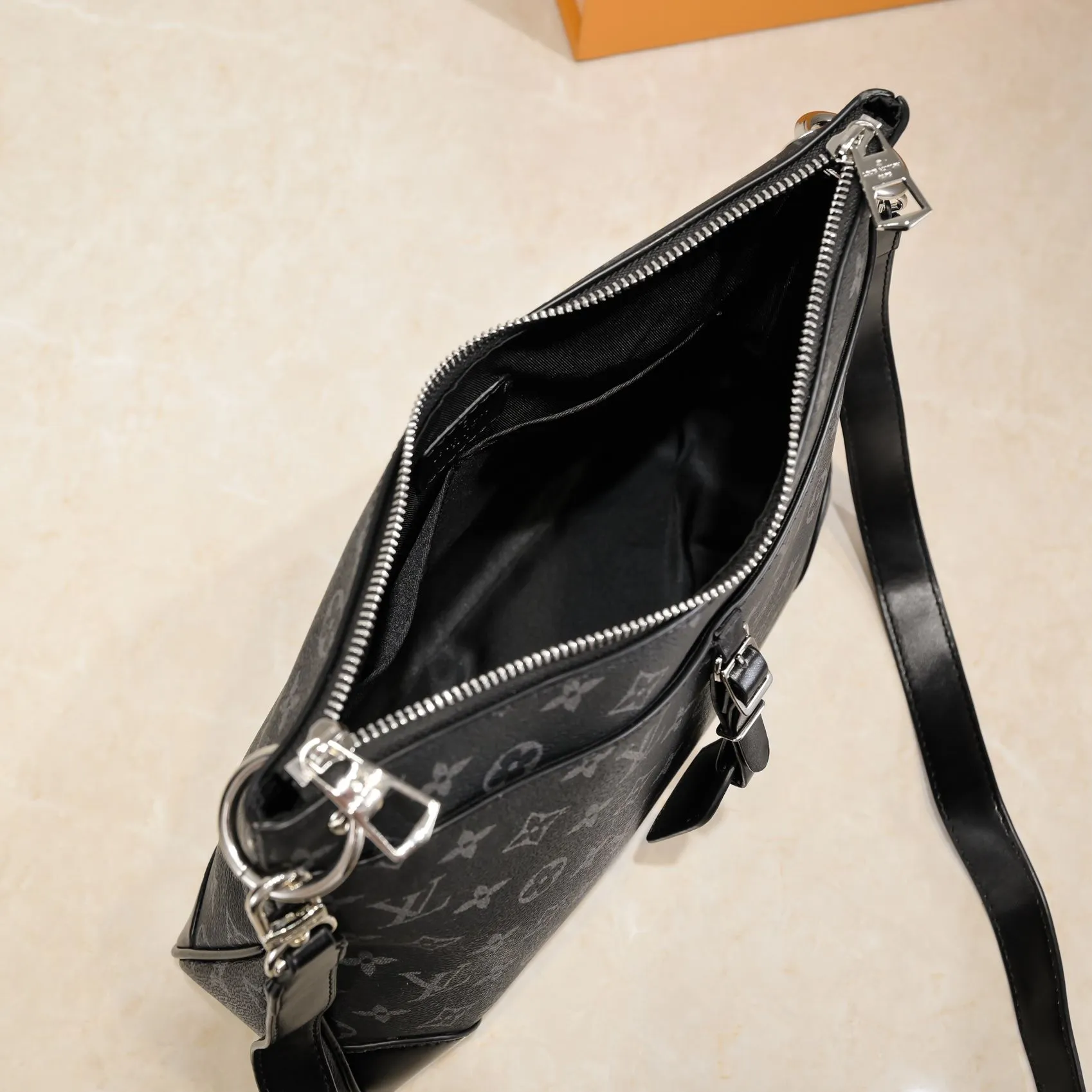 💰Large 300💰💰Small 280💰Upgraded from the original M45353 M45354 M45355 A new Odeon medium and small handbag is launched in the autumn and winter of 2020, using Monogram canvas and reinforced leather corners to convey a retro feel. The adjustable shoulder strap makes it easy to carry on the shoulder or across the body, and the zipper allows easy access to your belongings. Monogram coated canvas Semi-distressed vegetable tanned leather Natural cowhide and colorful cowhide trim Textile lining Metal hardware Leather corners Shoulder strap loops Double zip closure External patch pocket with magnetic closure