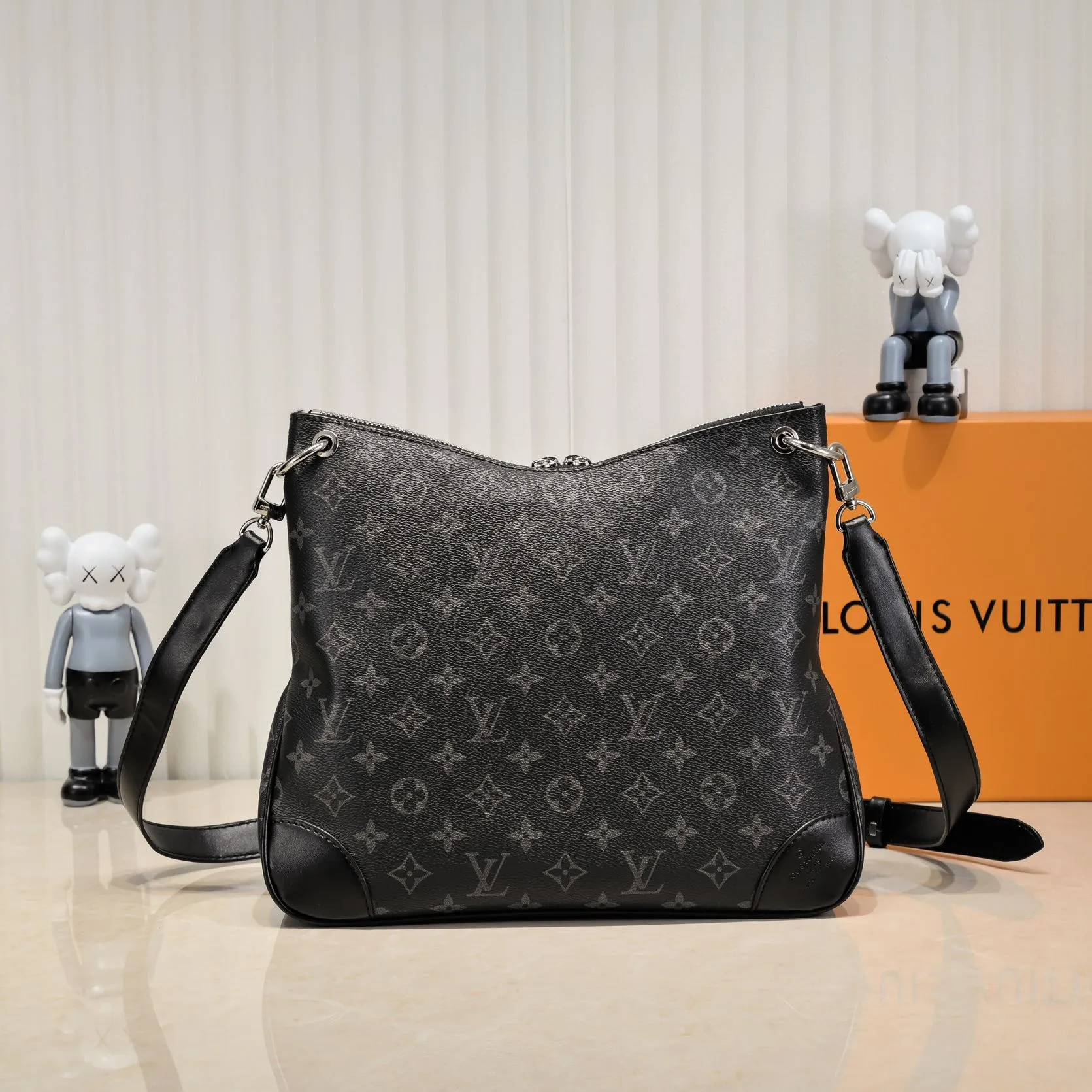 💰Large 300💰💰Small 280💰Upgraded from the original M45353 M45354 M45355 A new Odeon medium and small handbag is launched in the autumn and winter of 2020, using Monogram canvas and reinforced leather corners to convey a retro feel. The adjustable shoulder strap makes it easy to carry on the shoulder or across the body, and the zipper allows easy access to your belongings. Monogram coated canvas Semi-distressed vegetable tanned leather Natural cowhide and colorful cowhide trim Textile lining Metal hardware Leather corners Shoulder strap loops Double zip closure External patch pocket with magnetic closure