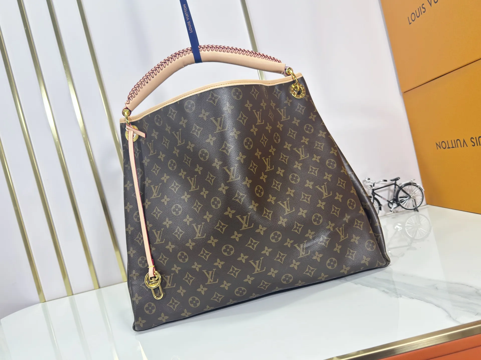 P260 Upgraded original Artsy medium size N41174 white plaid M40249 presbyopia N40253 white plaid edging M44869 edging presbyopic handbag is made of soft Damier Azur canvas, with a fresh and feminine appearance. Paired with shiny golden brass accessories and fashionable and chic bag decorations, the beautifully handmade leather handle adds a luxurious touch. Dimensions 46 x 32 x 24 cm680 (Length x Height x Width)