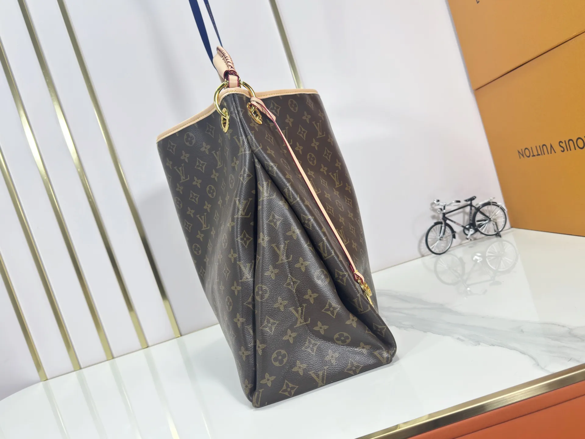 P260 Upgraded original Artsy medium size N41174 white plaid M40249 presbyopia N40253 white plaid edging M44869 edging presbyopic handbag is made of soft Damier Azur canvas, with a fresh and feminine appearance. Paired with shiny golden brass accessories and fashionable and chic bag decorations, the beautifully handmade leather handle adds a luxurious touch. Dimensions 46 x 32 x 24 cm680 (Length x Height x Width)