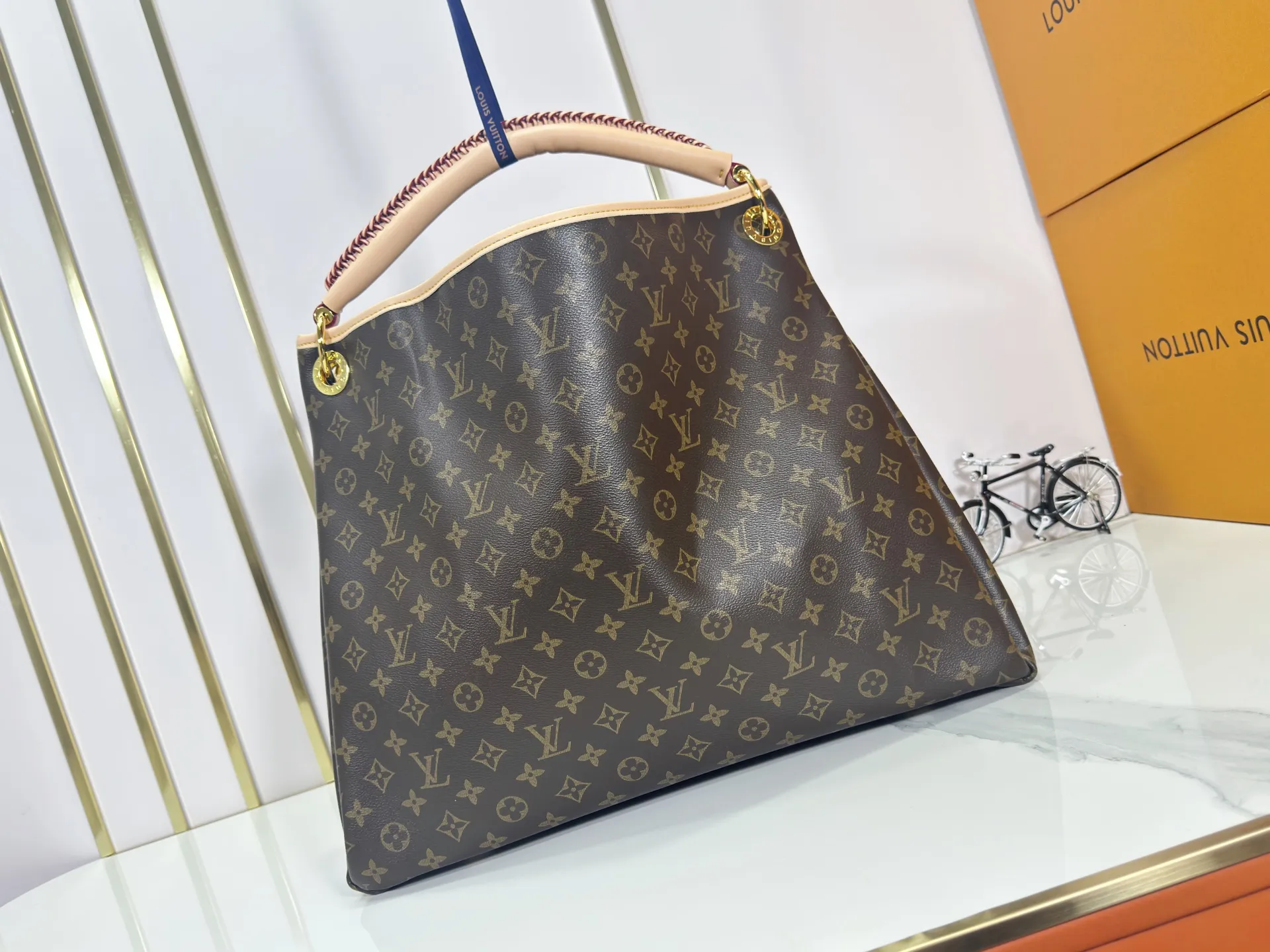 P260 Upgraded original Artsy medium size N41174 white plaid M40249 presbyopia N40253 white plaid edging M44869 edging presbyopic handbag is made of soft Damier Azur canvas, with a fresh and feminine appearance. Paired with shiny golden brass accessories and fashionable and chic bag decorations, the beautifully handmade leather handle adds a luxurious touch. Dimensions 46 x 32 x 24 cm680 (Length x Height x Width)