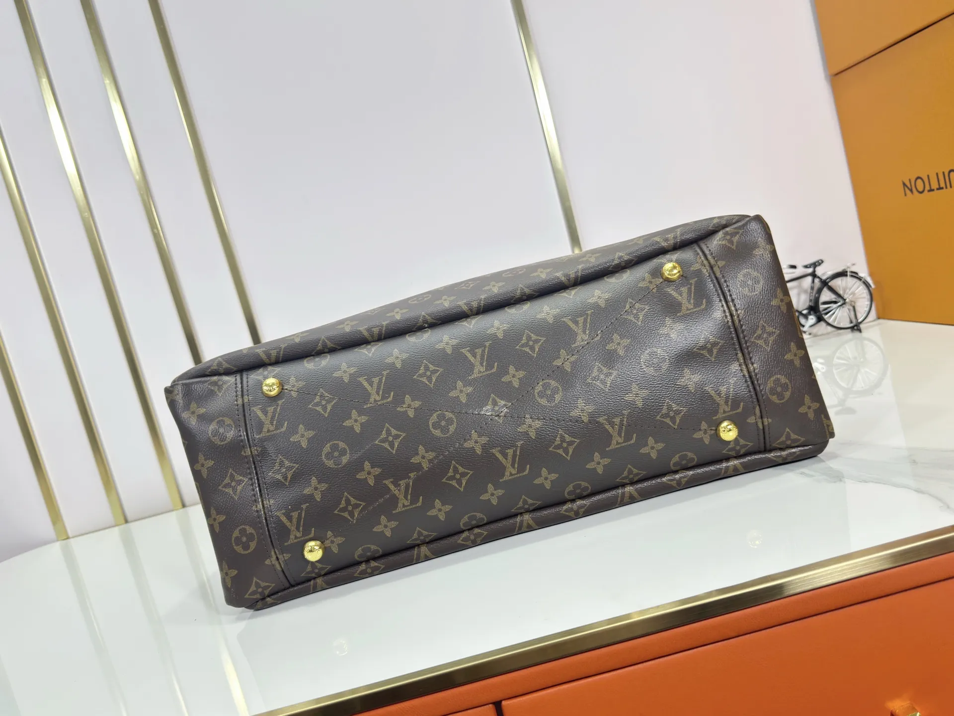 P260 Upgraded original Artsy medium size N41174 white plaid M40249 presbyopia N40253 white plaid edging M44869 edging presbyopic handbag is made of soft Damier Azur canvas, with a fresh and feminine appearance. Paired with shiny golden brass accessories and fashionable and chic bag decorations, the beautifully handmade leather handle adds a luxurious touch. Dimensions 46 x 32 x 24 cm680 (Length x Height x Width)