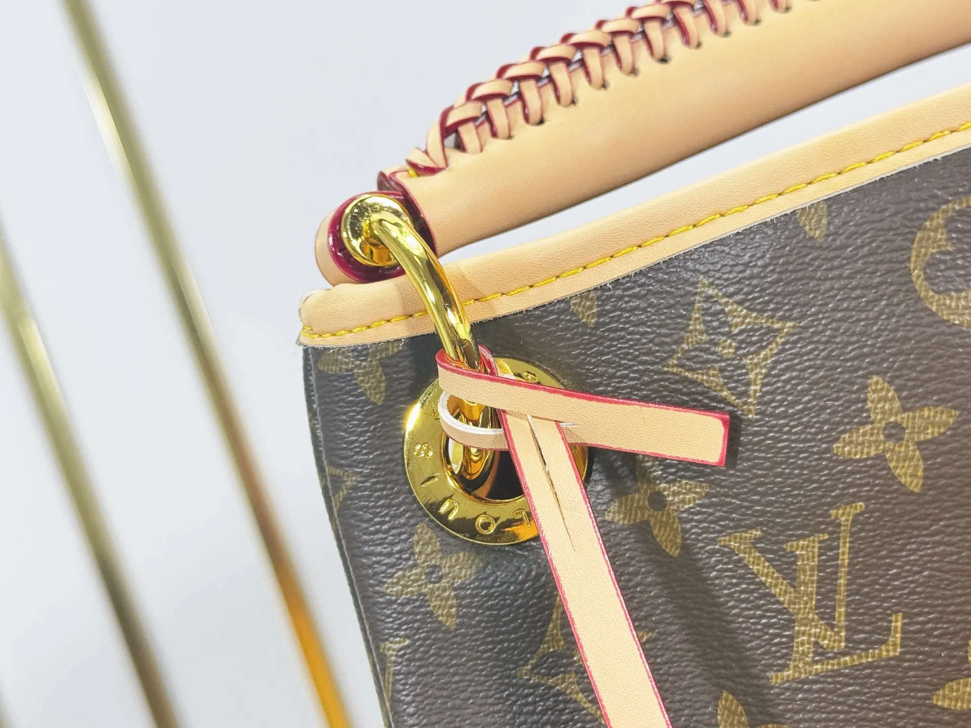 P260 Upgraded original Artsy medium size N41174 white plaid M40249 presbyopia N40253 white plaid edging M44869 edging presbyopic handbag is made of soft Damier Azur canvas, with a fresh and feminine appearance. Paired with shiny golden brass accessories and fashionable and chic bag decorations, the beautifully handmade leather handle adds a luxurious touch. Dimensions 46 x 32 x 24 cm680 (Length x Height x Width)