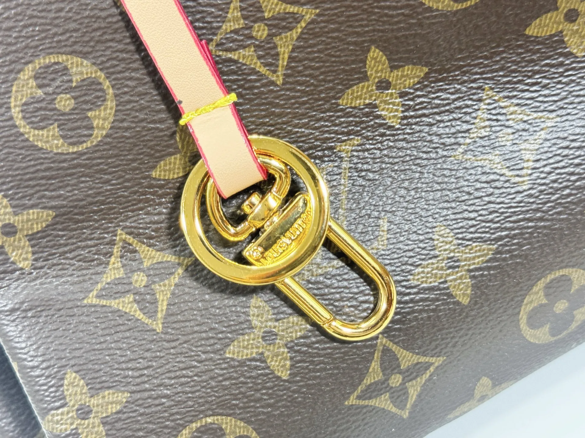 P260 Upgraded original Artsy medium size N41174 white plaid M40249 presbyopia N40253 white plaid edging M44869 edging presbyopic handbag is made of soft Damier Azur canvas, with a fresh and feminine appearance. Paired with shiny golden brass accessories and fashionable and chic bag decorations, the beautifully handmade leather handle adds a luxurious touch. Dimensions 46 x 32 x 24 cm680 (Length x Height x Width)