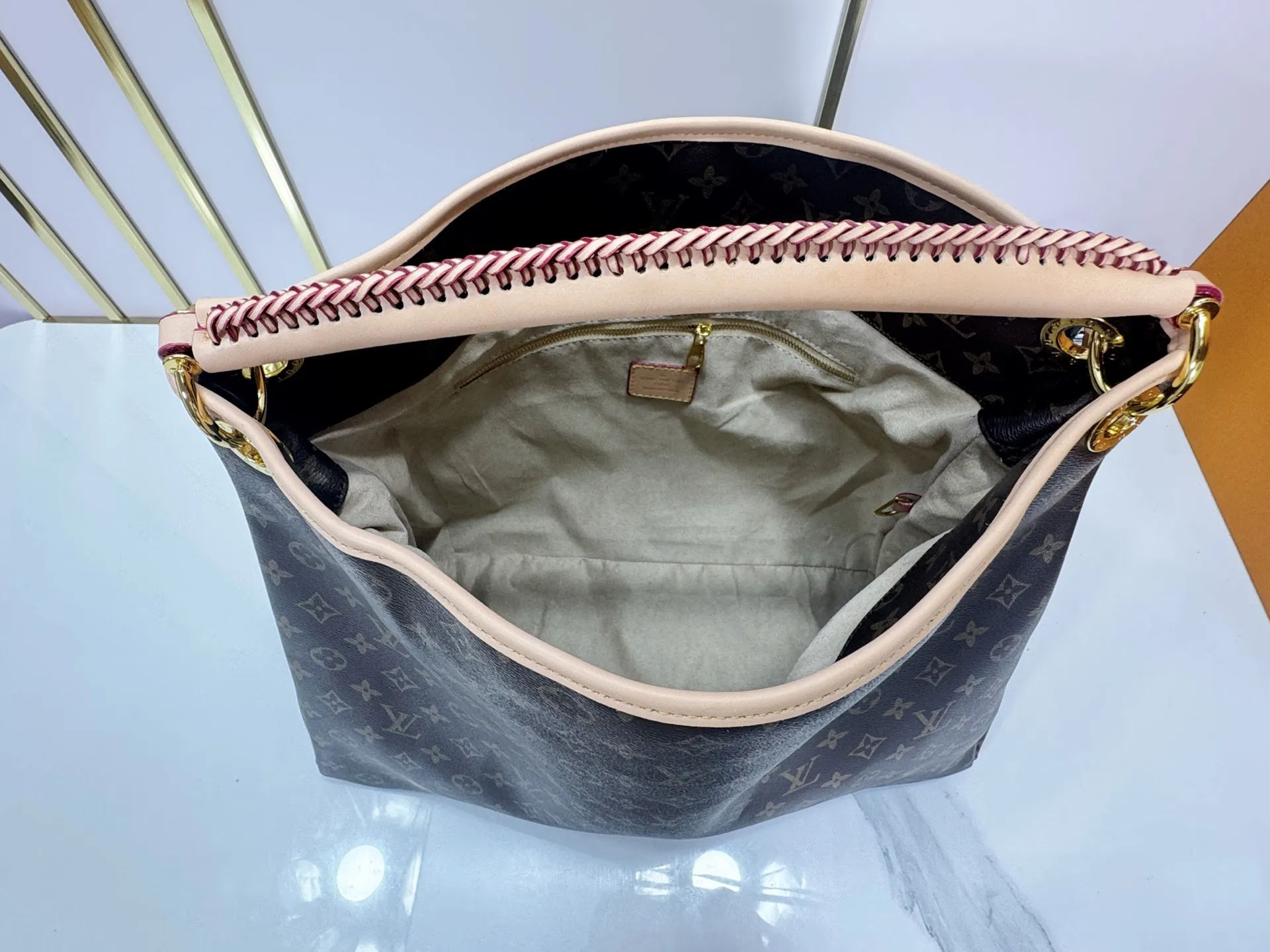 P260 Upgraded original Artsy medium size N41174 white plaid M40249 presbyopia N40253 white plaid edging M44869 edging presbyopic handbag is made of soft Damier Azur canvas, with a fresh and feminine appearance. Paired with shiny golden brass accessories and fashionable and chic bag decorations, the beautifully handmade leather handle adds a luxurious touch. Dimensions 46 x 32 x 24 cm680 (Length x Height x Width)
