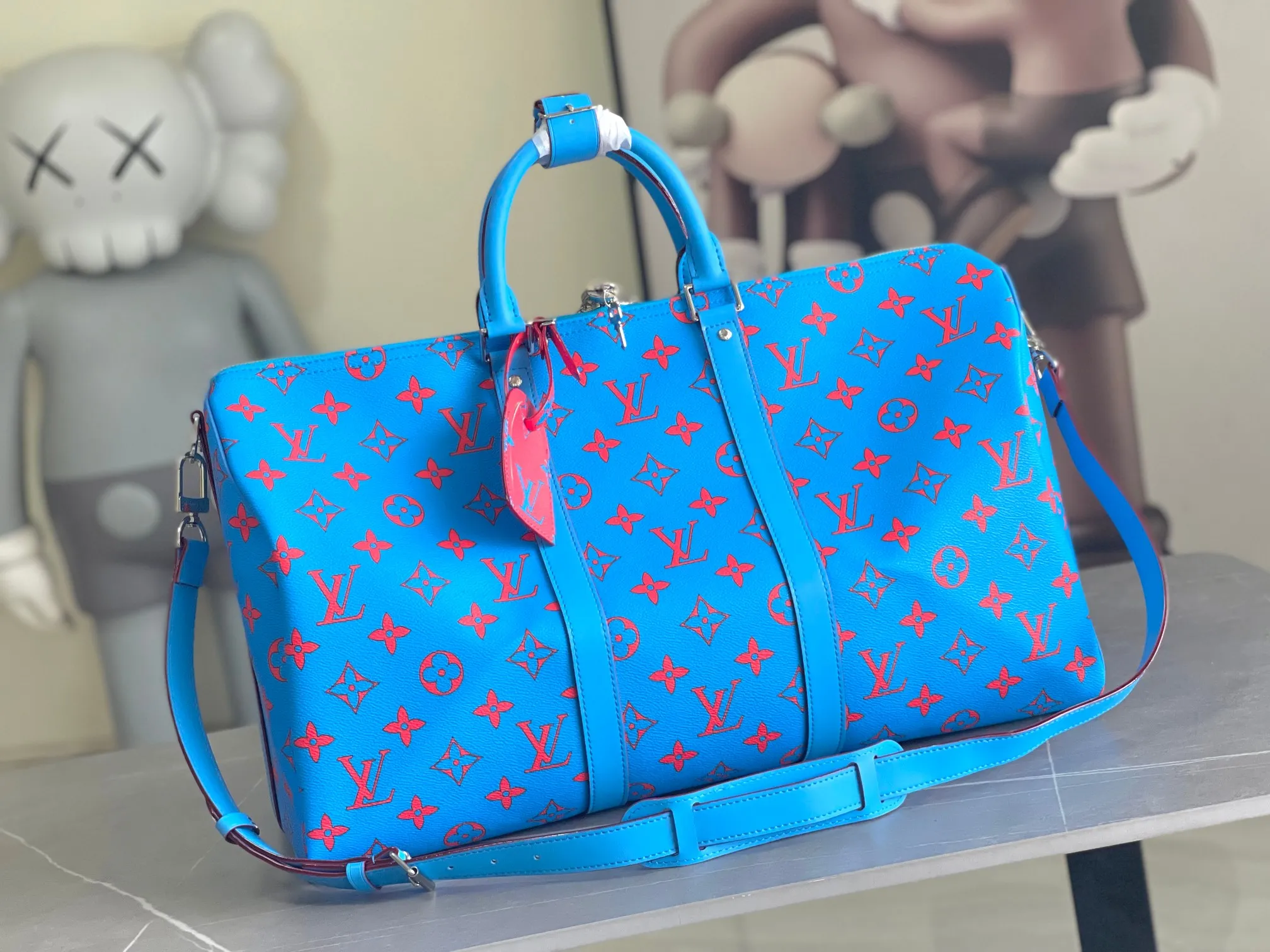 💰1300 Top original order M14834 KEEPALL BANDOULIÈRE 50 The blue Monogram Bandana pattern is presented with a unique bleaching and dyeing effect, bringing an elegant and casual atmosphere to this Keepall Bandoulière 50 soft travel bag made of soft leather and classic lines. This cabin-sized travel bag has a roomy interior for packing your weekend essentials. The travel bag features leather top handles and a detachable shoulder strap, allowing it to be carried in a variety of ways. size：50*29*23