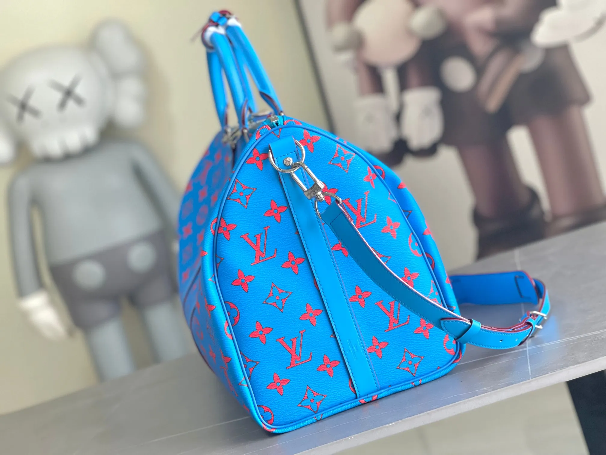 💰1300 Top original order M14834 KEEPALL BANDOULIÈRE 50 The blue Monogram Bandana pattern is presented with a unique bleaching and dyeing effect, bringing an elegant and casual atmosphere to this Keepall Bandoulière 50 soft travel bag made of soft leather and classic lines. This cabin-sized travel bag has a roomy interior for packing your weekend essentials. The travel bag features leather top handles and a detachable shoulder strap, allowing it to be carried in a variety of ways. size：50*29*23