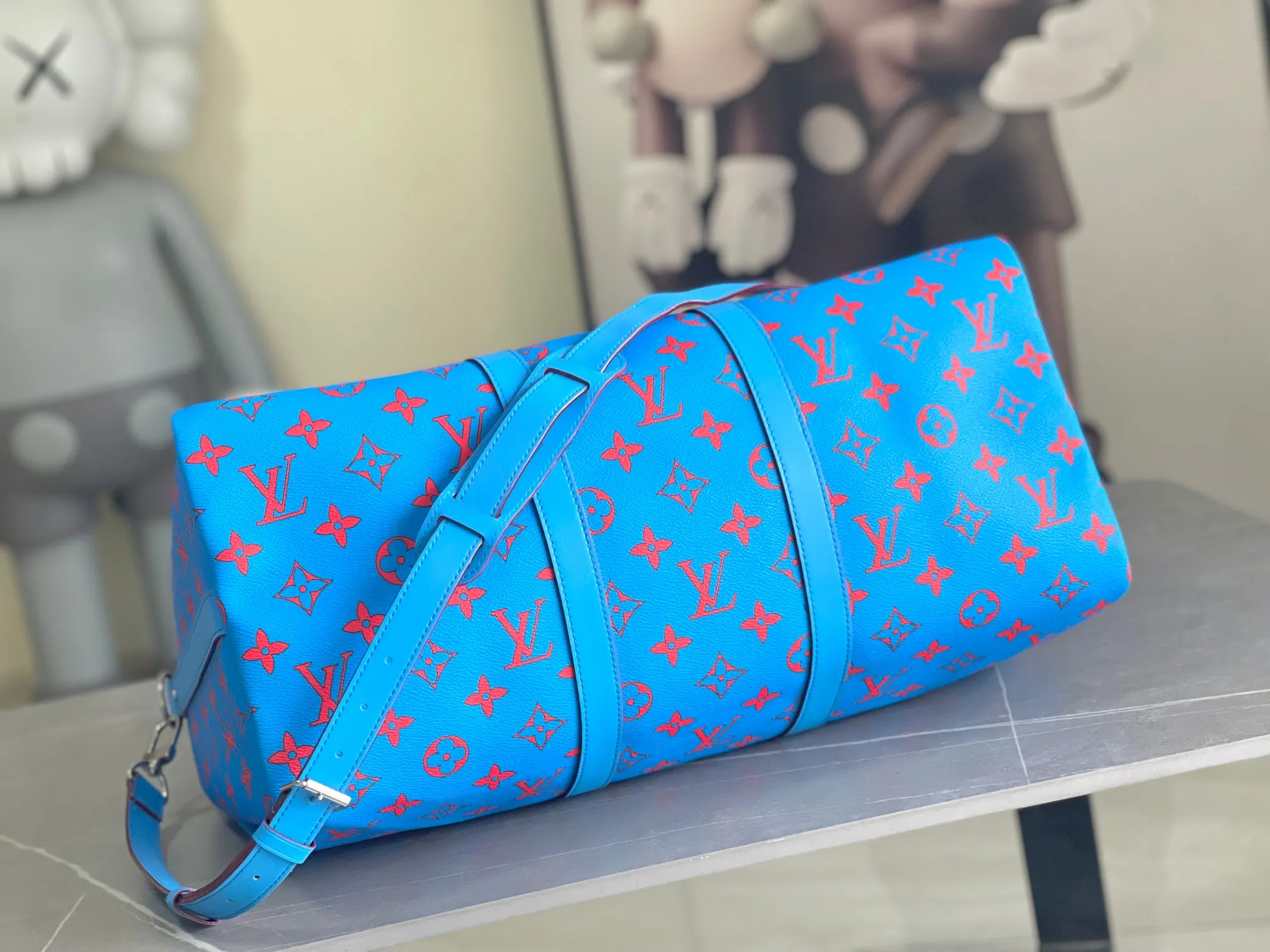 💰1300 Top original order M14834 KEEPALL BANDOULIÈRE 50 The blue Monogram Bandana pattern is presented with a unique bleaching and dyeing effect, bringing an elegant and casual atmosphere to this Keepall Bandoulière 50 soft travel bag made of soft leather and classic lines. This cabin-sized travel bag has a roomy interior for packing your weekend essentials. The travel bag features leather top handles and a detachable shoulder strap, allowing it to be carried in a variety of ways. size：50*29*23