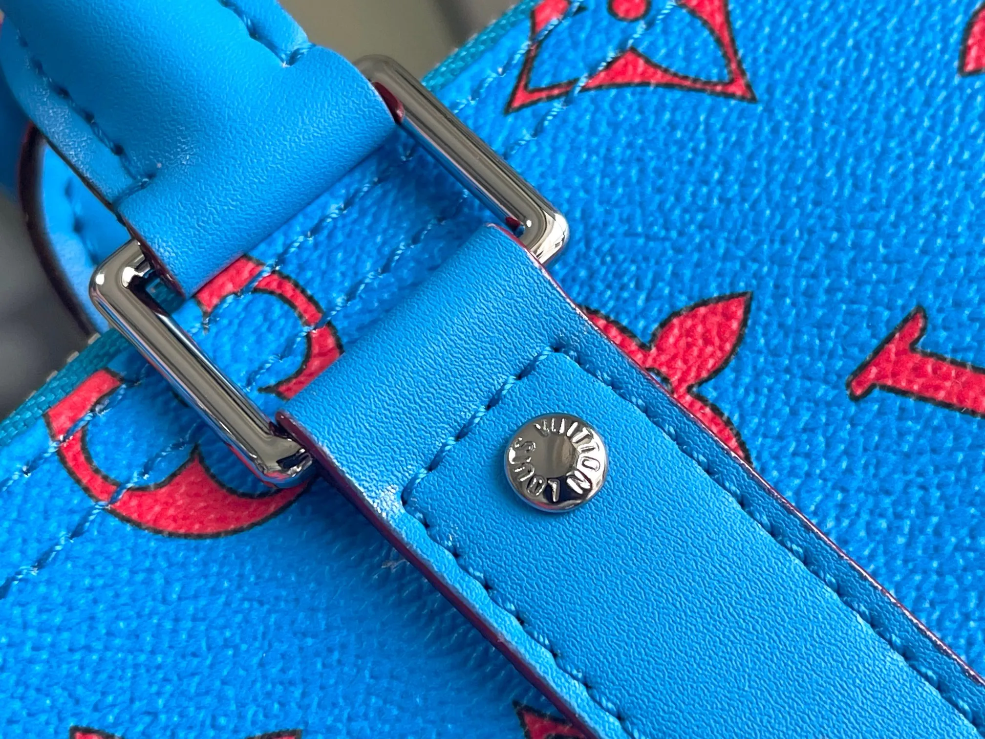 💰1300 Top original order M14834 KEEPALL BANDOULIÈRE 50 The blue Monogram Bandana pattern is presented with a unique bleaching and dyeing effect, bringing an elegant and casual atmosphere to this Keepall Bandoulière 50 soft travel bag made of soft leather and classic lines. This cabin-sized travel bag has a roomy interior for packing your weekend essentials. The travel bag features leather top handles and a detachable shoulder strap, allowing it to be carried in a variety of ways. size：50*29*23