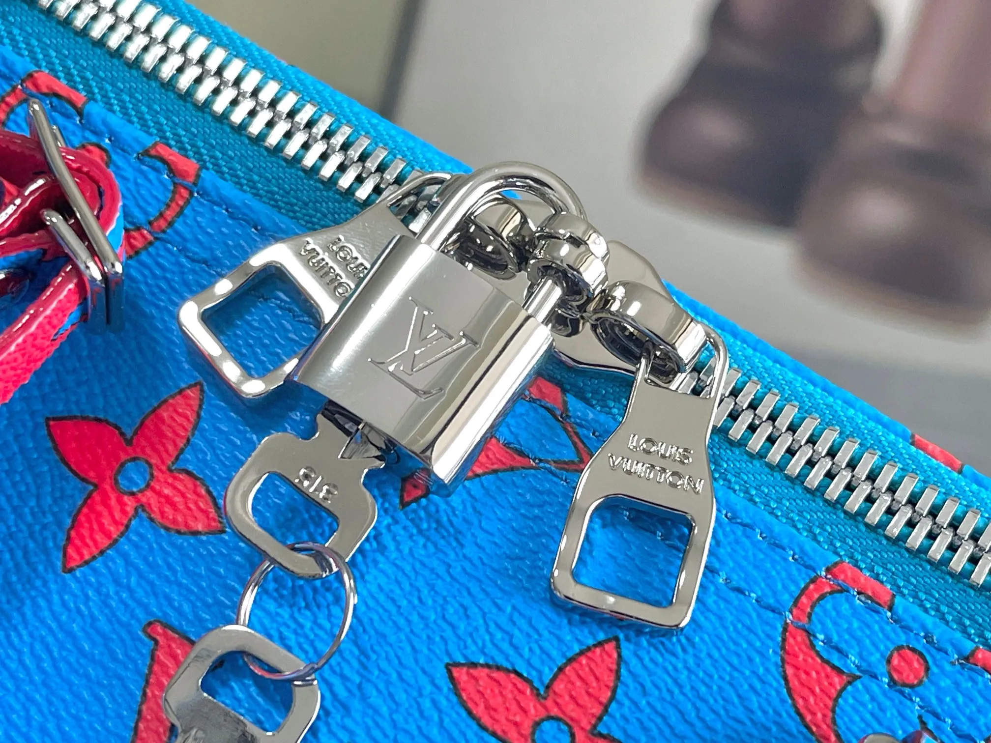 💰1300 Top original order M14834 KEEPALL BANDOULIÈRE 50 The blue Monogram Bandana pattern is presented with a unique bleaching and dyeing effect, bringing an elegant and casual atmosphere to this Keepall Bandoulière 50 soft travel bag made of soft leather and classic lines. This cabin-sized travel bag has a roomy interior for packing your weekend essentials. The travel bag features leather top handles and a detachable shoulder strap, allowing it to be carried in a variety of ways. size：50*29*23