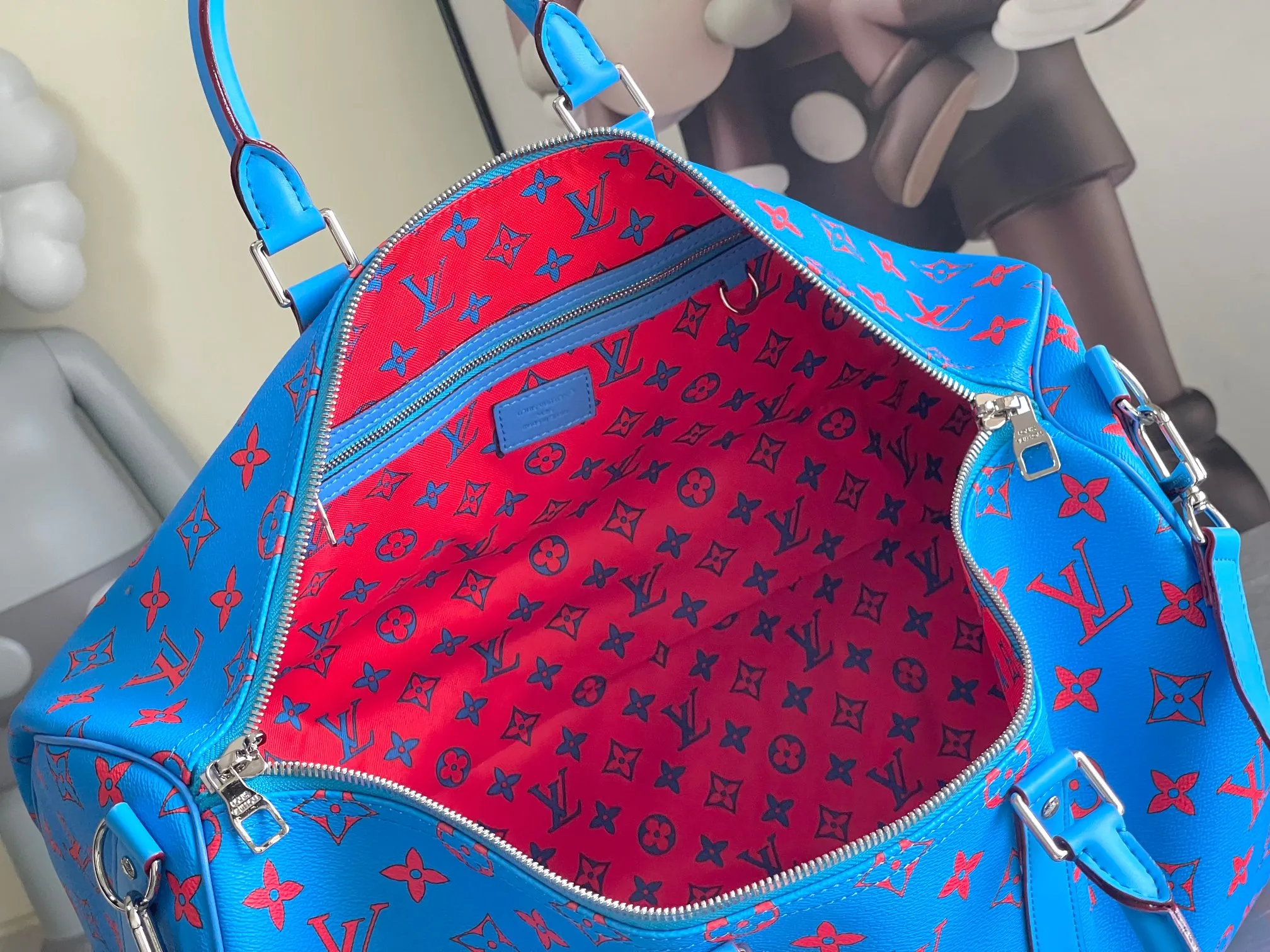 💰1300 Top original order M14834 KEEPALL BANDOULIÈRE 50 The blue Monogram Bandana pattern is presented with a unique bleaching and dyeing effect, bringing an elegant and casual atmosphere to this Keepall Bandoulière 50 soft travel bag made of soft leather and classic lines. This cabin-sized travel bag has a roomy interior for packing your weekend essentials. The travel bag features leather top handles and a detachable shoulder strap, allowing it to be carried in a variety of ways. size：50*29*23