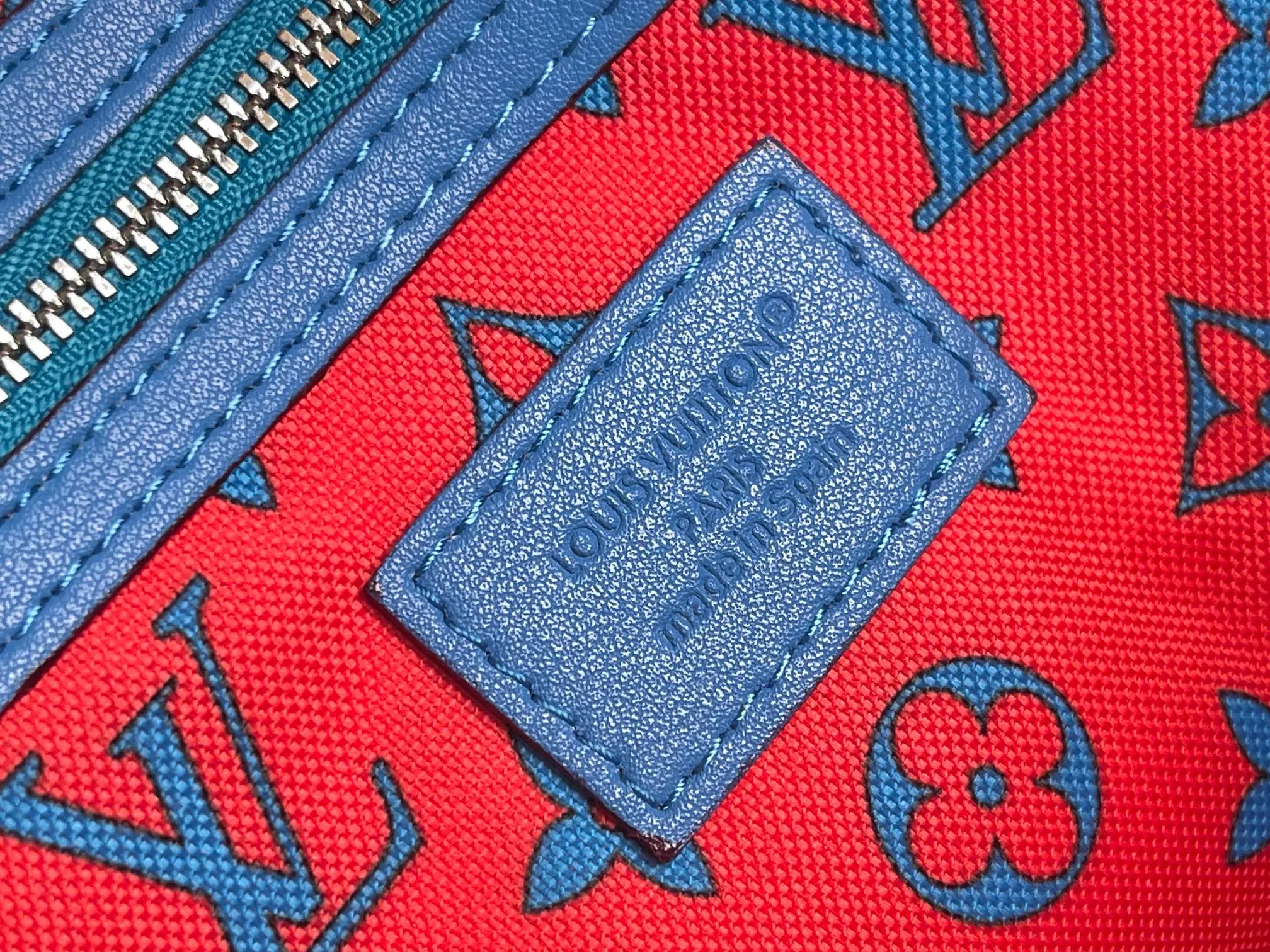 💰1300 Top original order M14834 KEEPALL BANDOULIÈRE 50 The blue Monogram Bandana pattern is presented with a unique bleaching and dyeing effect, bringing an elegant and casual atmosphere to this Keepall Bandoulière 50 soft travel bag made of soft leather and classic lines. This cabin-sized travel bag has a roomy interior for packing your weekend essentials. The travel bag features leather top handles and a detachable shoulder strap, allowing it to be carried in a variety of ways. size：50*29*23