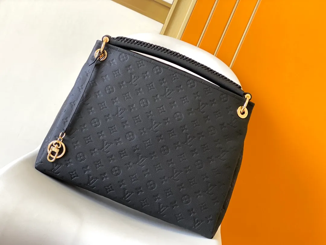 💰1140 (top-grain leather) top original order M43237 blue M41066 black medium-sized portable shopping bag Spacious, exquisite and fashionable, this medium-sized Artsy handbag is a classic. Made of luxurious Monogram Empreinte embossed leather, the beautiful handle and gorgeous golden brass hardware add to the high-end quality. Size: 42*18*30 cm
