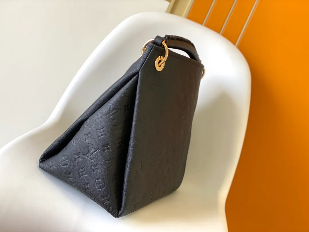 💰1140 (top-grain leather) top original order M43237 blue M41066 black medium-sized portable shopping bag Spacious, exquisite and fashionable, this medium-sized Artsy handbag is a classic. Made of luxurious Monogram Empreinte embossed leather, the beautiful handle and gorgeous golden brass hardware add to the high-end quality. Size: 42*18*30 cm