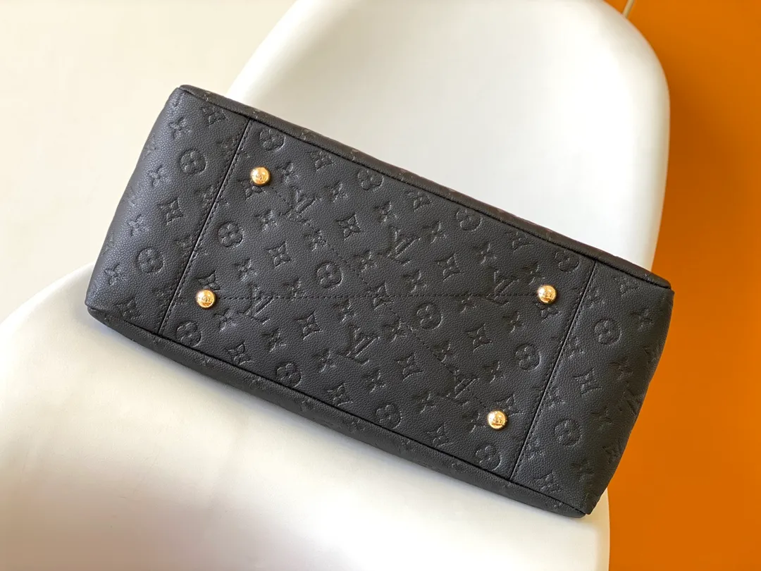 💰1140 (top-grain leather) top original order M43237 blue M41066 black medium-sized portable shopping bag Spacious, exquisite and fashionable, this medium-sized Artsy handbag is a classic. Made of luxurious Monogram Empreinte embossed leather, the beautiful handle and gorgeous golden brass hardware add to the high-end quality. Size: 42*18*30 cm