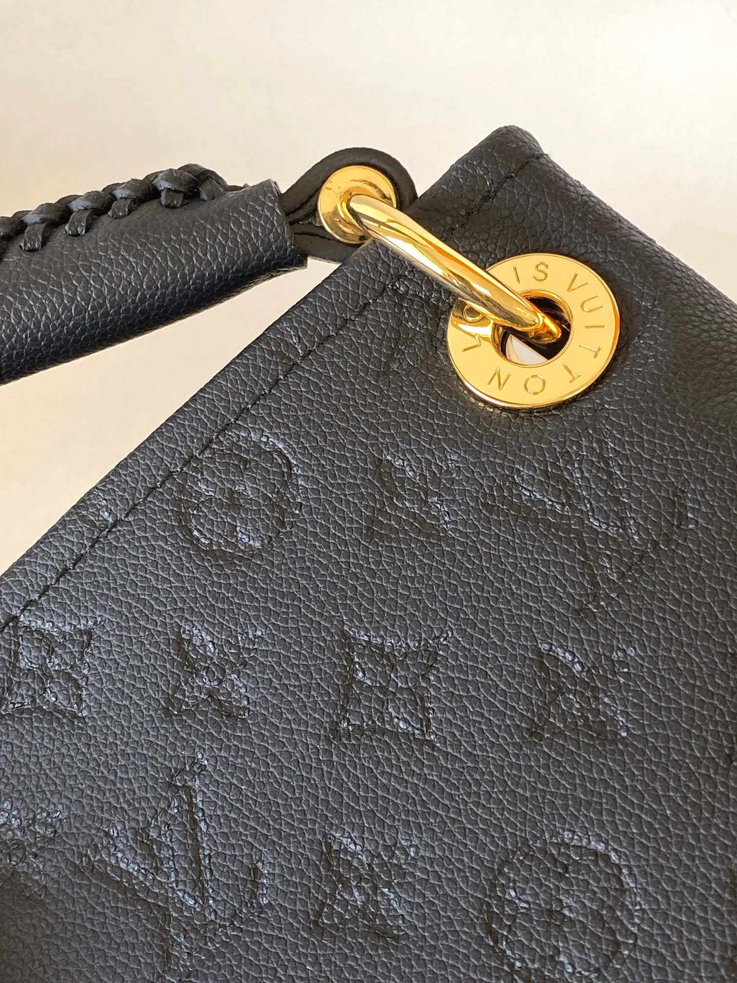💰1140 (top-grain leather) top original order M43237 blue M41066 black medium-sized portable shopping bag Spacious, exquisite and fashionable, this medium-sized Artsy handbag is a classic. Made of luxurious Monogram Empreinte embossed leather, the beautiful handle and gorgeous golden brass hardware add to the high-end quality. Size: 42*18*30 cm