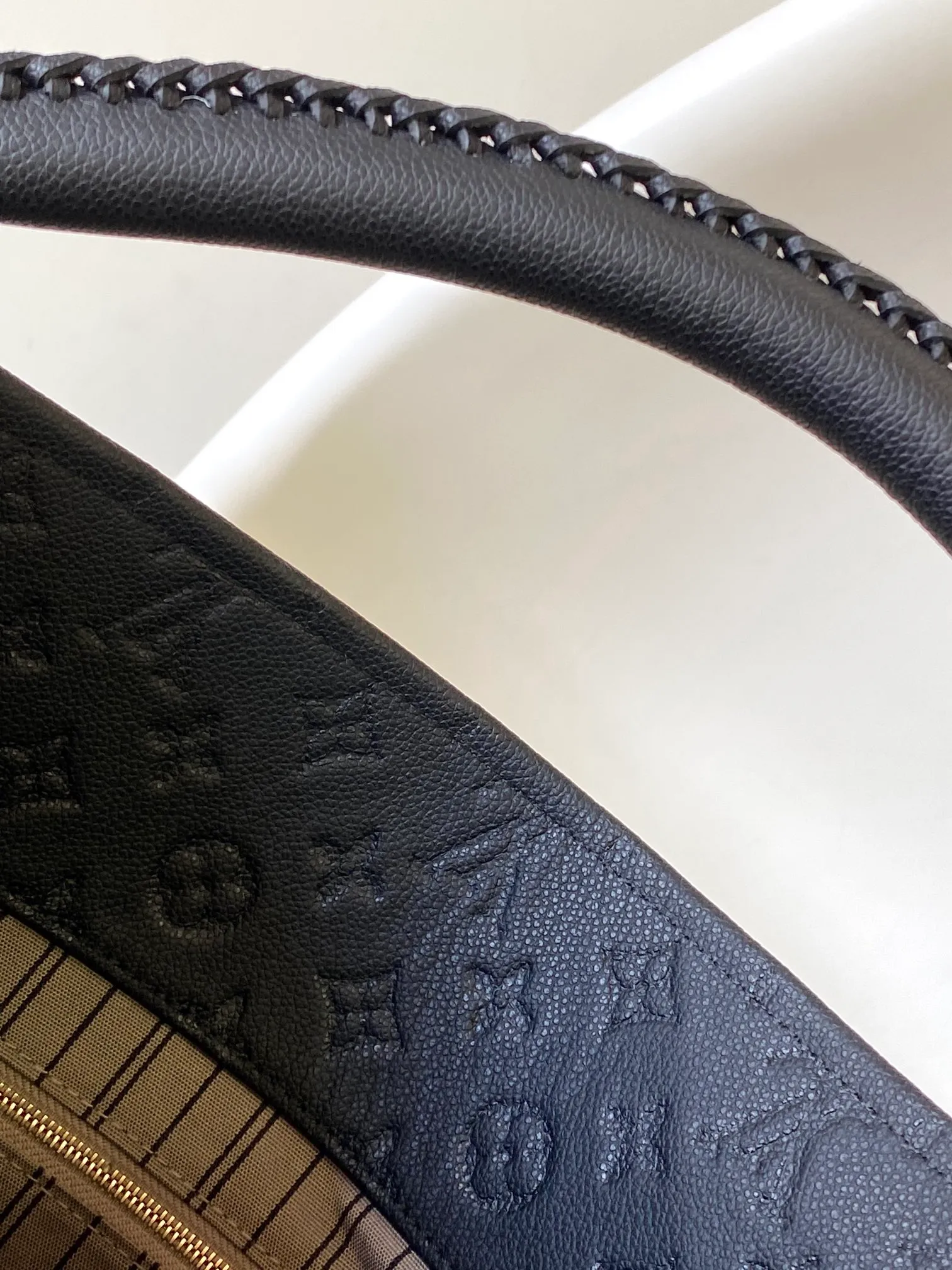 💰1140 (top-grain leather) top original order M43237 blue M41066 black medium-sized portable shopping bag Spacious, exquisite and fashionable, this medium-sized Artsy handbag is a classic. Made of luxurious Monogram Empreinte embossed leather, the beautiful handle and gorgeous golden brass hardware add to the high-end quality. Size: 42*18*30 cm