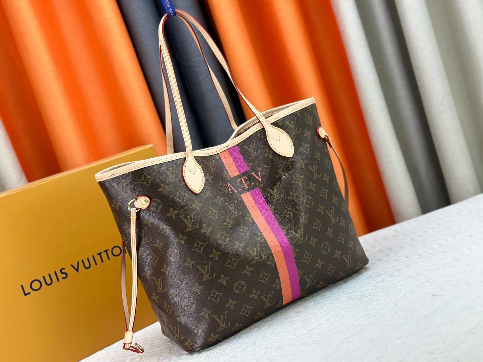 P240 Upgraded original M13758 M14210 M45686 M46649 M58907 M13675 M40995 This Neverfull medium handbag uses embossing and printing processes to depict the Monogram pattern on the cow leather. Tighten the side straps and the tote instantly transforms into an elegant urban handbag; the long handle makes it easy to carry over the shoulder or elbow. 31.0 x 28.0 x 14.0 cm (length x height x width)